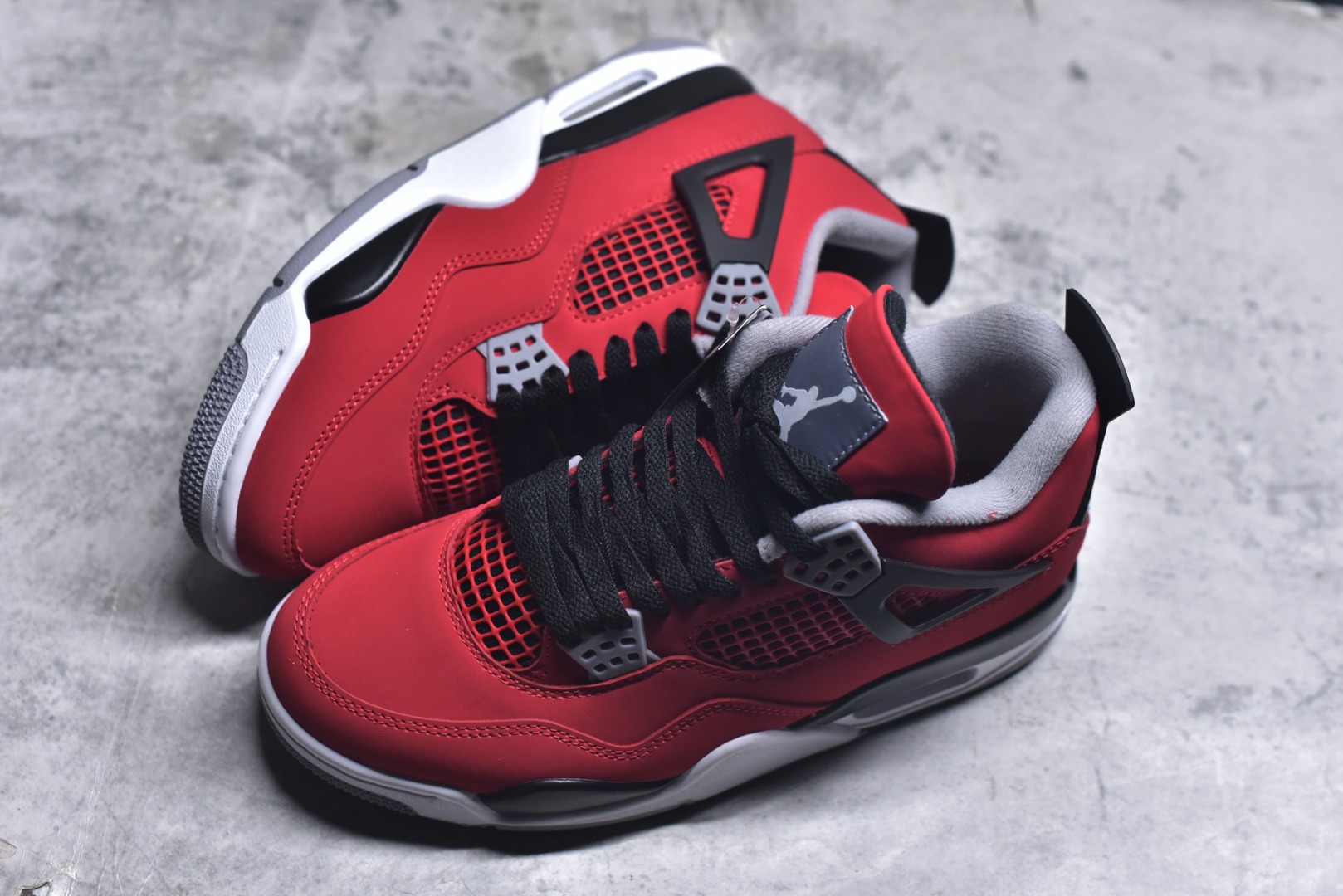 图片[7]-#Air Jordan 4 Retro AJ4 2026复刻公牛红黑 FQ8138-600 目前市面所有大厂中 品质材料细节最好的一个版本 原汁原味完美呈现四代版型 一比一鞋头弧度高度趴度鞋身弧度 原厂麂皮绒皮料材质 数据细节工艺流程均保持公司一致 细节品控鞋型随意秒杀市面版本 原厂TPU网格鞋带扣 正确内里网布 菱角分明不变形无多余毛边 柔软性质感一致于原鞋 原厂织唛标 原厂飞人电绣工艺 独家绑鞋带手法 印刷中底布 四线拉帮 米色美纹纸贴合固定 进口港宝加持 后跟自然饱满 全鞋荧光划线卡点 追求极致完美 每一双都是工艺品 多重QC质检 超越公司货的品控标准 实实在在的免检产品 尺码：40 40.5 41 42 42.5 43 44 44.5 45 46 47.5-选品中心