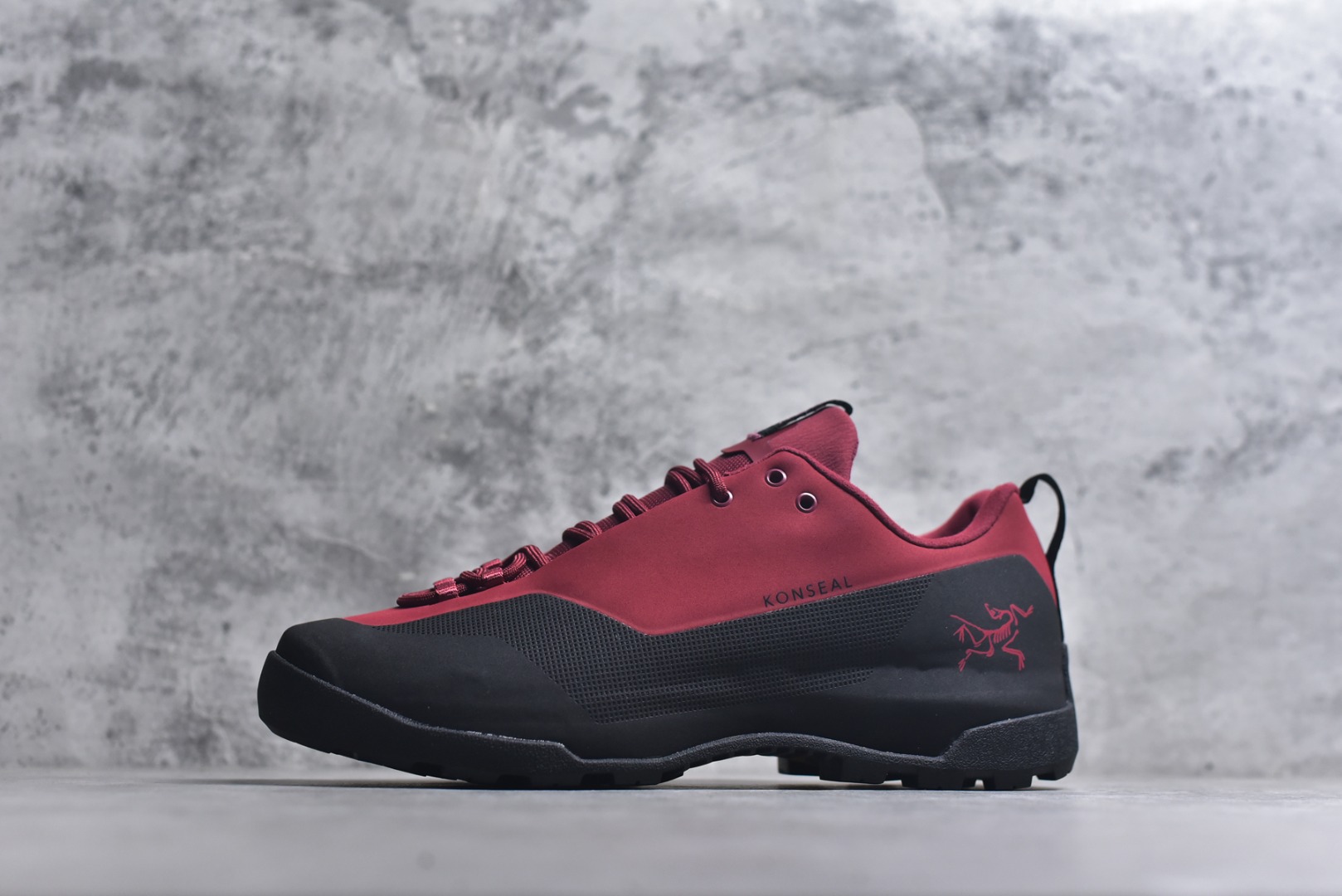 #Arcteryx始祖鸟 Konseal women轻量 网布防滑轻便耐磨 低帮户外运动跑步鞋 konseal LT的外观看似朴实 却散发着一股高贵气息 虽然是标榜越野鞋 但其实越野跑与登山乃一体两面的运动 皆在相同的山林场域之中进行 包含轻量化鞋身 MegaGrip大底 OrthoLite 3D鞋垫 EVA弹性混合中底等等 以及这次所使用的最新防水透气科技 抓地力优良的VibramMegaGrip 鞋带收纳设计 避免鞋带勾到绊倒 全脚掌舒适稳定 EVA弹性混合中底 OrthoLite 3D鞋垫 前脚掌TPU支撑片 尺码：39-45-选品中心