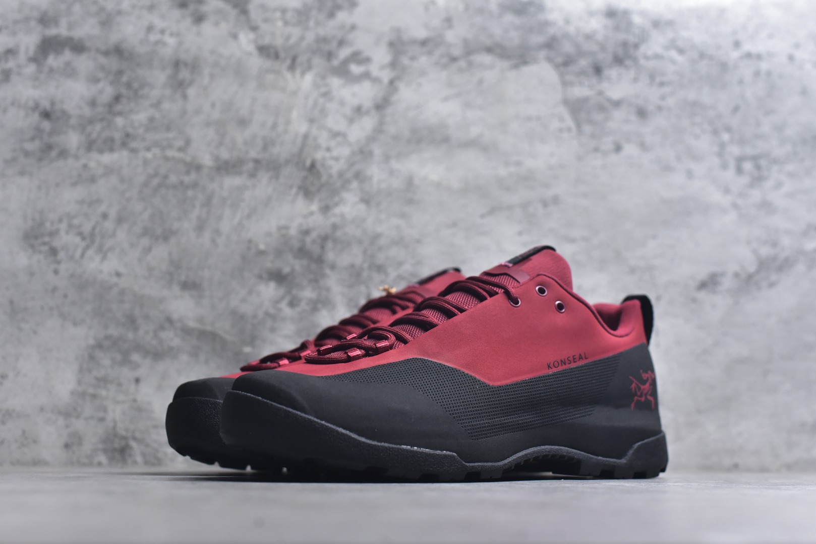 图片[2]-#Arcteryx始祖鸟 Konseal women轻量 网布防滑轻便耐磨 低帮户外运动跑步鞋 konseal LT的外观看似朴实 却散发着一股高贵气息 虽然是标榜越野鞋 但其实越野跑与登山乃一体两面的运动 皆在相同的山林场域之中进行 包含轻量化鞋身 MegaGrip大底 OrthoLite 3D鞋垫 EVA弹性混合中底等等 以及这次所使用的最新防水透气科技 抓地力优良的VibramMegaGrip 鞋带收纳设计 避免鞋带勾到绊倒 全脚掌舒适稳定 EVA弹性混合中底 OrthoLite 3D鞋垫 前脚掌TPU支撑片 尺码：39-45-选品中心