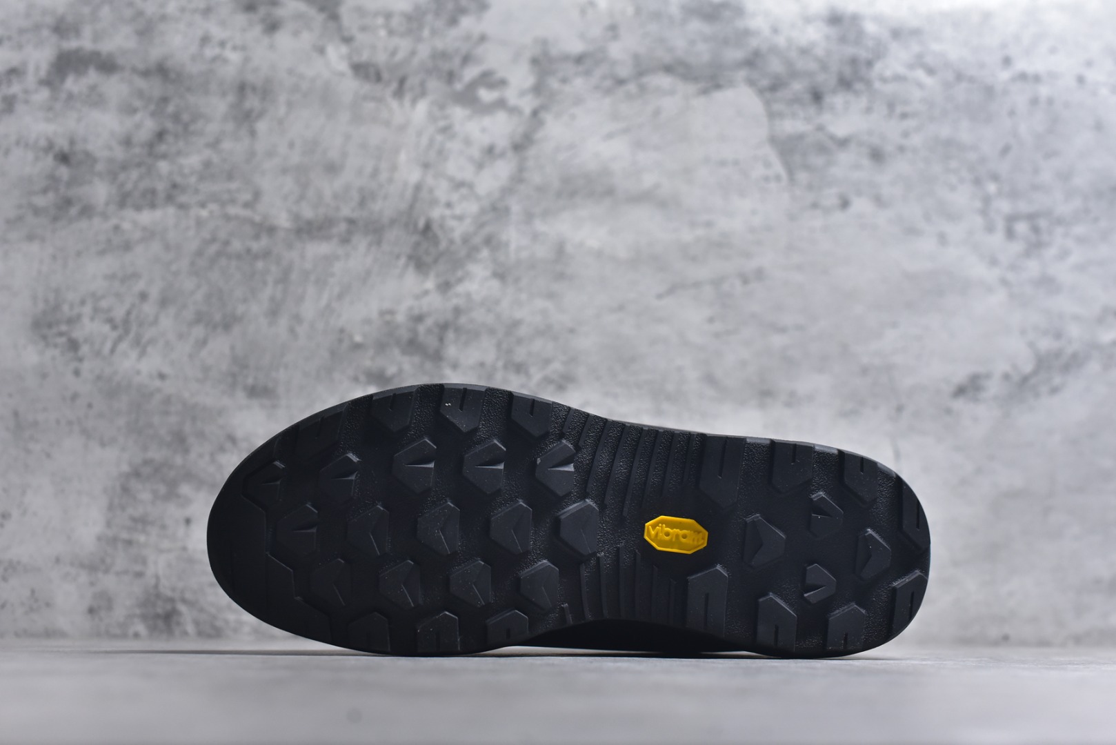 图片[6]-#Arcteryx始祖鸟 Konseal women轻量 网布防滑轻便耐磨 低帮户外运动跑步鞋 konseal LT的外观看似朴实 却散发着一股高贵气息 虽然是标榜越野鞋 但其实越野跑与登山乃一体两面的运动 皆在相同的山林场域之中进行 包含轻量化鞋身 MegaGrip大底 OrthoLite 3D鞋垫 EVA弹性混合中底等等 以及这次所使用的最新防水透气科技 抓地力优良的VibramMegaGrip 鞋带收纳设计 避免鞋带勾到绊倒 全脚掌舒适稳定 EVA弹性混合中底 OrthoLite 3D鞋垫 前脚掌TPU支撑片 尺码：39-45-选品中心