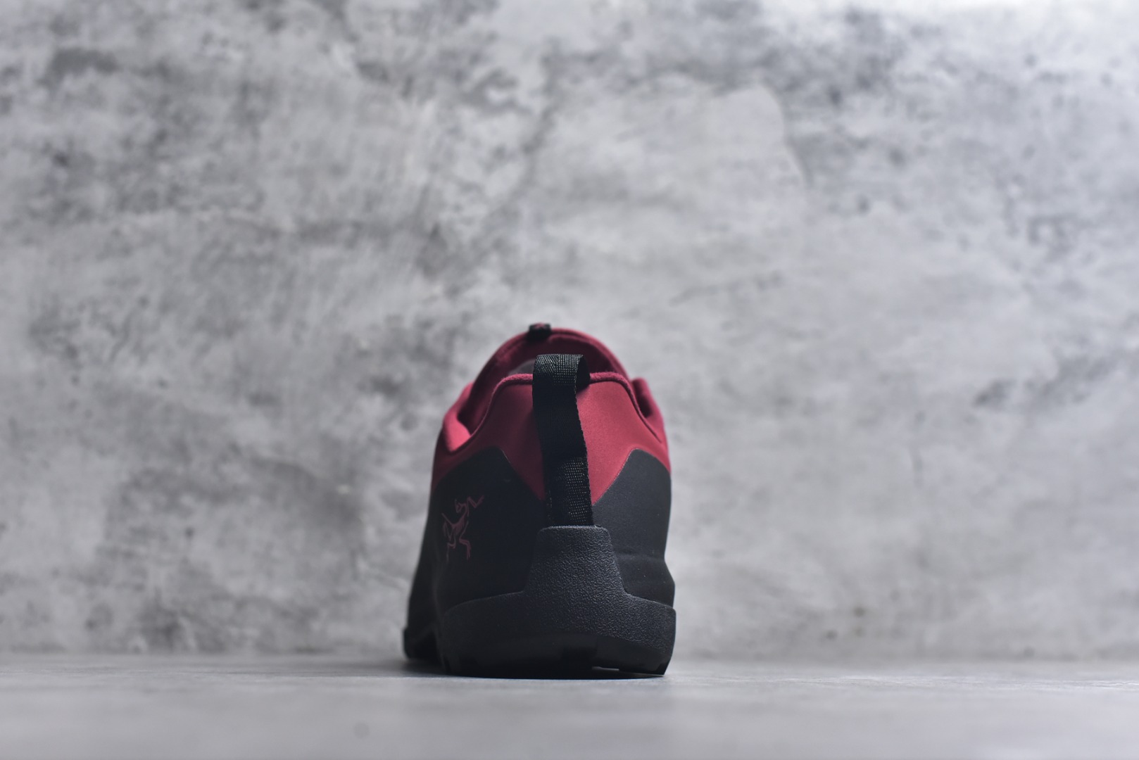 图片[5]-#Arcteryx始祖鸟 Konseal women轻量 网布防滑轻便耐磨 低帮户外运动跑步鞋 konseal LT的外观看似朴实 却散发着一股高贵气息 虽然是标榜越野鞋 但其实越野跑与登山乃一体两面的运动 皆在相同的山林场域之中进行 包含轻量化鞋身 MegaGrip大底 OrthoLite 3D鞋垫 EVA弹性混合中底等等 以及这次所使用的最新防水透气科技 抓地力优良的VibramMegaGrip 鞋带收纳设计 避免鞋带勾到绊倒 全脚掌舒适稳定 EVA弹性混合中底 OrthoLite 3D鞋垫 前脚掌TPU支撑片 尺码：39-45-选品中心