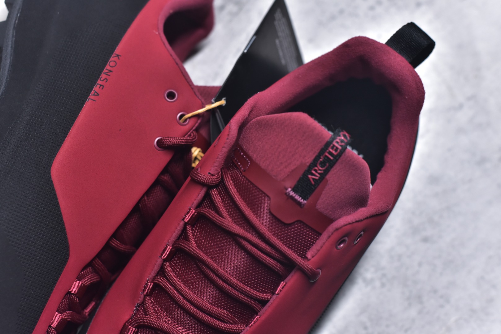 图片[9]-#Arcteryx始祖鸟 Konseal women轻量 网布防滑轻便耐磨 低帮户外运动跑步鞋 konseal LT的外观看似朴实 却散发着一股高贵气息 虽然是标榜越野鞋 但其实越野跑与登山乃一体两面的运动 皆在相同的山林场域之中进行 包含轻量化鞋身 MegaGrip大底 OrthoLite 3D鞋垫 EVA弹性混合中底等等 以及这次所使用的最新防水透气科技 抓地力优良的VibramMegaGrip 鞋带收纳设计 避免鞋带勾到绊倒 全脚掌舒适稳定 EVA弹性混合中底 OrthoLite 3D鞋垫 前脚掌TPU支撑片 尺码：39-45-选品中心