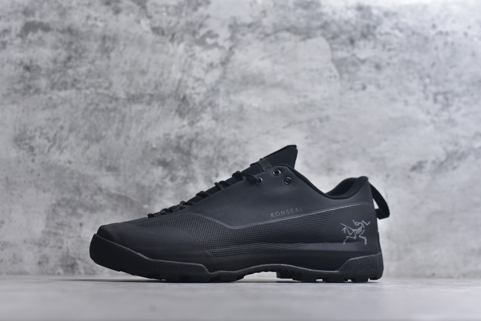 #Arcteryx始祖鸟 Konseal women轻量 网布防滑轻便耐磨 低帮户外运动跑步鞋 konseal LT的外观看似朴实 却散发着一股高贵气息 虽然是标榜越野鞋 但其实越野跑与登山乃一体两面的运动 皆在相同的山林场域之中进行 包含轻量化鞋身 MegaGrip大底 OrthoLite 3D鞋垫 EVA弹性混合中底等等 以及这次所使用的最新防水透气科技 抓地力优良的VibramMegaGrip 鞋带收纳设计 避免鞋带勾到绊倒 全脚掌舒适稳定 EVA弹性混合中底 OrthoLite 3D鞋垫 前脚掌TPU支撑片 尺码：39-45-选品中心