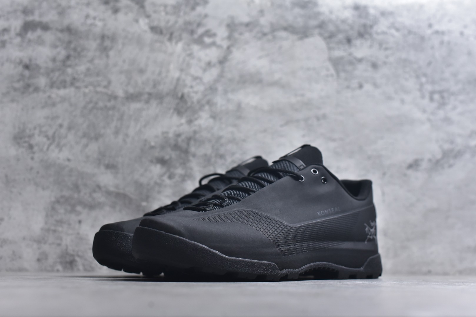 图片[2]-#Arcteryx始祖鸟 Konseal women轻量 网布防滑轻便耐磨 低帮户外运动跑步鞋 konseal LT的外观看似朴实 却散发着一股高贵气息 虽然是标榜越野鞋 但其实越野跑与登山乃一体两面的运动 皆在相同的山林场域之中进行 包含轻量化鞋身 MegaGrip大底 OrthoLite 3D鞋垫 EVA弹性混合中底等等 以及这次所使用的最新防水透气科技 抓地力优良的VibramMegaGrip 鞋带收纳设计 避免鞋带勾到绊倒 全脚掌舒适稳定 EVA弹性混合中底 OrthoLite 3D鞋垫 前脚掌TPU支撑片 尺码：39-45-选品中心