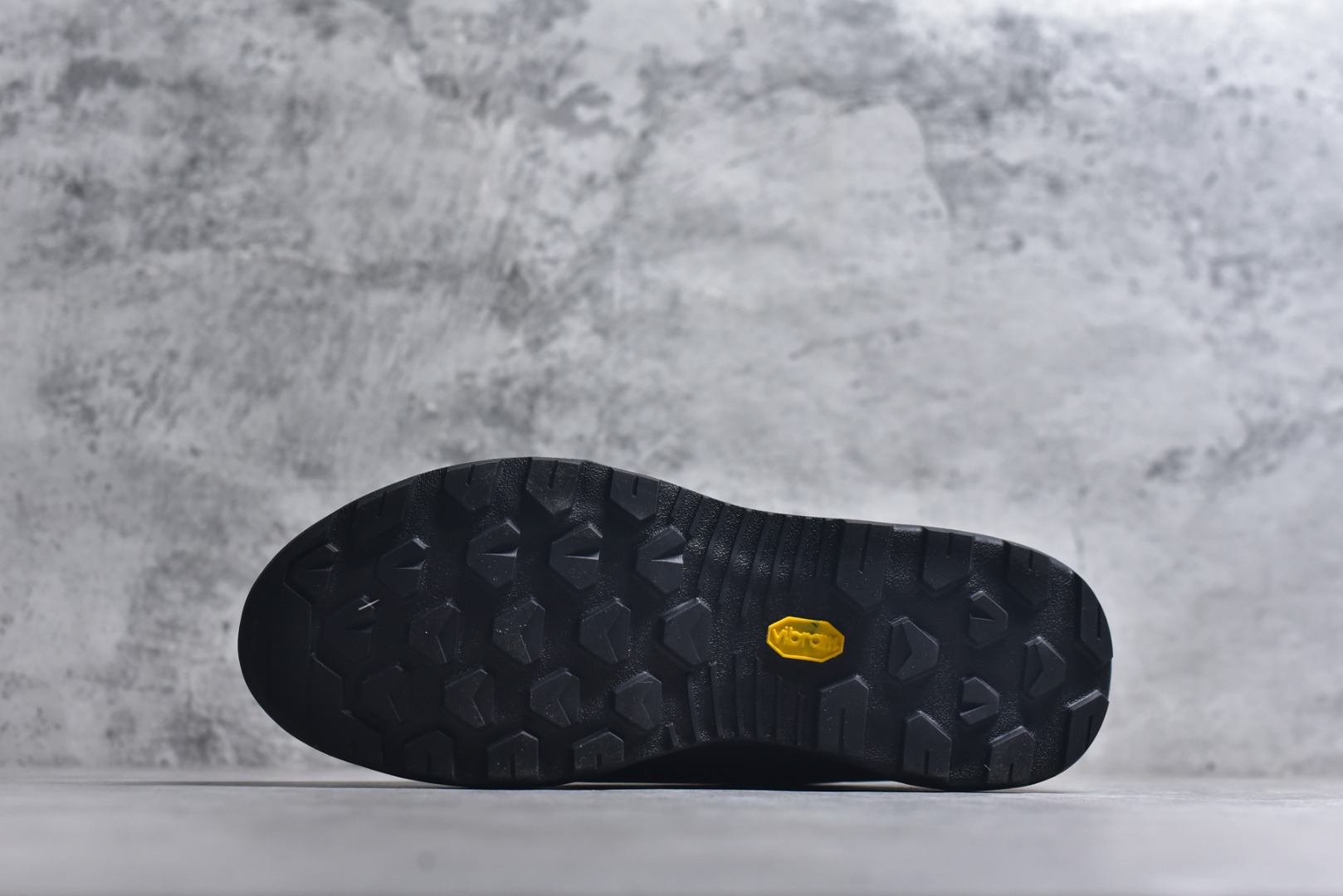 图片[6]-#Arcteryx始祖鸟 Konseal women轻量 网布防滑轻便耐磨 低帮户外运动跑步鞋 konseal LT的外观看似朴实 却散发着一股高贵气息 虽然是标榜越野鞋 但其实越野跑与登山乃一体两面的运动 皆在相同的山林场域之中进行 包含轻量化鞋身 MegaGrip大底 OrthoLite 3D鞋垫 EVA弹性混合中底等等 以及这次所使用的最新防水透气科技 抓地力优良的VibramMegaGrip 鞋带收纳设计 避免鞋带勾到绊倒 全脚掌舒适稳定 EVA弹性混合中底 OrthoLite 3D鞋垫 前脚掌TPU支撑片 尺码：39-45-选品中心