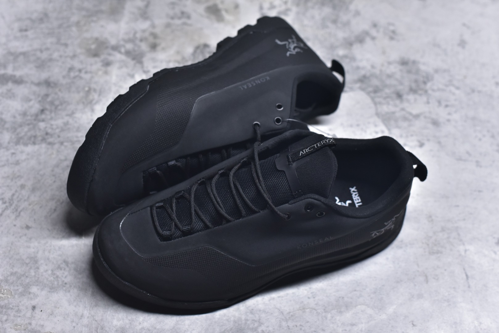 图片[7]-#Arcteryx始祖鸟 Konseal women轻量 网布防滑轻便耐磨 低帮户外运动跑步鞋 konseal LT的外观看似朴实 却散发着一股高贵气息 虽然是标榜越野鞋 但其实越野跑与登山乃一体两面的运动 皆在相同的山林场域之中进行 包含轻量化鞋身 MegaGrip大底 OrthoLite 3D鞋垫 EVA弹性混合中底等等 以及这次所使用的最新防水透气科技 抓地力优良的VibramMegaGrip 鞋带收纳设计 避免鞋带勾到绊倒 全脚掌舒适稳定 EVA弹性混合中底 OrthoLite 3D鞋垫 前脚掌TPU支撑片 尺码：39-45-选品中心