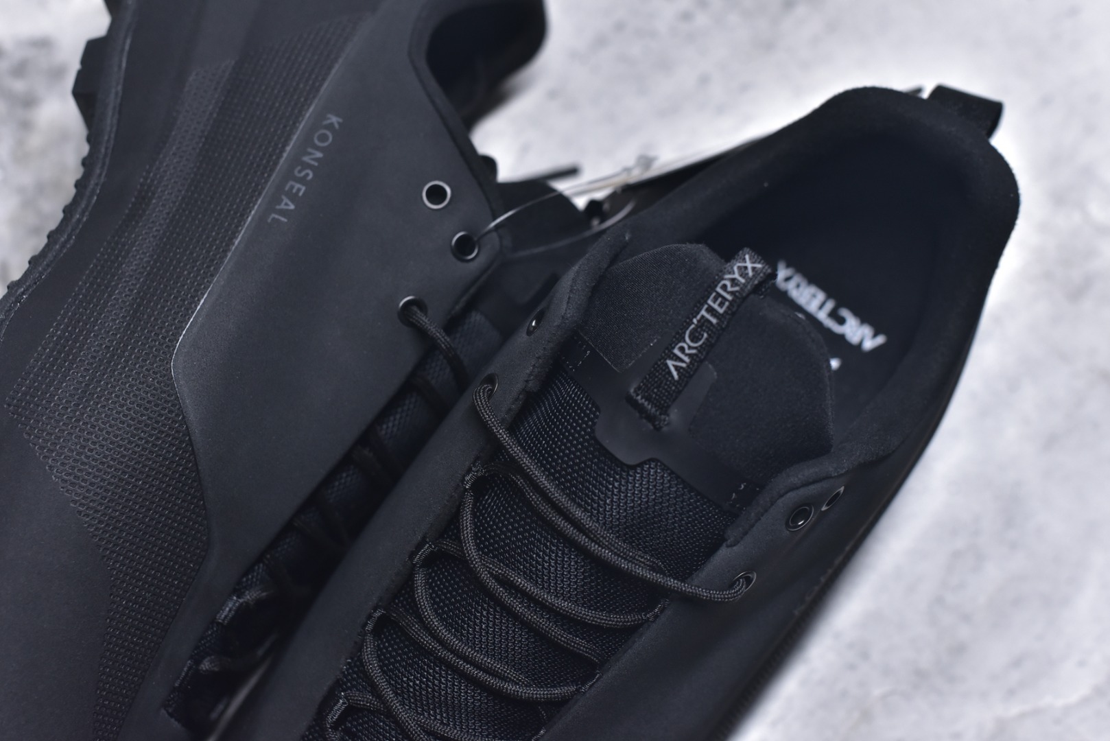 图片[9]-#Arcteryx始祖鸟 Konseal women轻量 网布防滑轻便耐磨 低帮户外运动跑步鞋 konseal LT的外观看似朴实 却散发着一股高贵气息 虽然是标榜越野鞋 但其实越野跑与登山乃一体两面的运动 皆在相同的山林场域之中进行 包含轻量化鞋身 MegaGrip大底 OrthoLite 3D鞋垫 EVA弹性混合中底等等 以及这次所使用的最新防水透气科技 抓地力优良的VibramMegaGrip 鞋带收纳设计 避免鞋带勾到绊倒 全脚掌舒适稳定 EVA弹性混合中底 OrthoLite 3D鞋垫 前脚掌TPU支撑片 尺码：39-45-选品中心