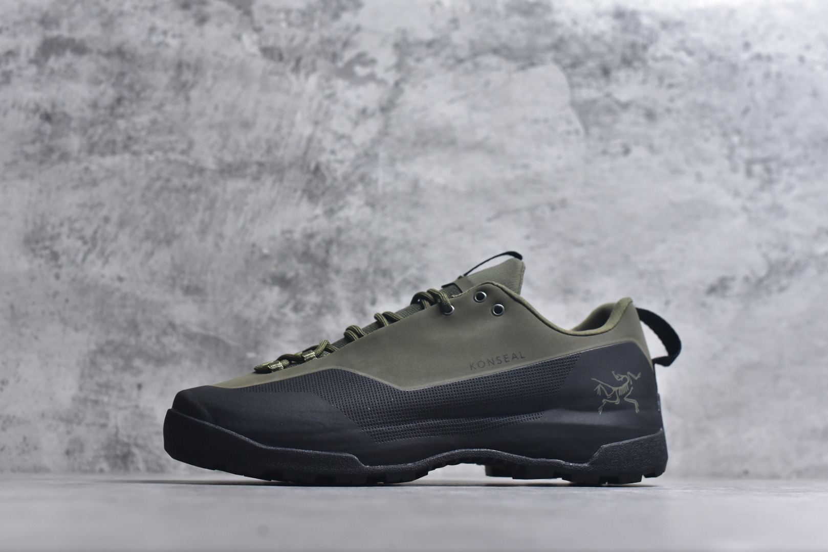 #Arcteryx始祖鸟 Konseal women轻量 网布防滑轻便耐磨 低帮户外运动跑步鞋 konseal LT的外观看似朴实 却散发着一股高贵气息 虽然是标榜越野鞋 但其实越野跑与登山乃一体两面的运动 皆在相同的山林场域之中进行 包含轻量化鞋身 MegaGrip大底 OrthoLite 3D鞋垫 EVA弹性混合中底等等 以及这次所使用的最新防水透气科技 抓地力优良的VibramMegaGrip 鞋带收纳设计 避免鞋带勾到绊倒 全脚掌舒适稳定 EVA弹性混合中底 OrthoLite 3D鞋垫 前脚掌TPU支撑片 尺码：39-45-选品中心