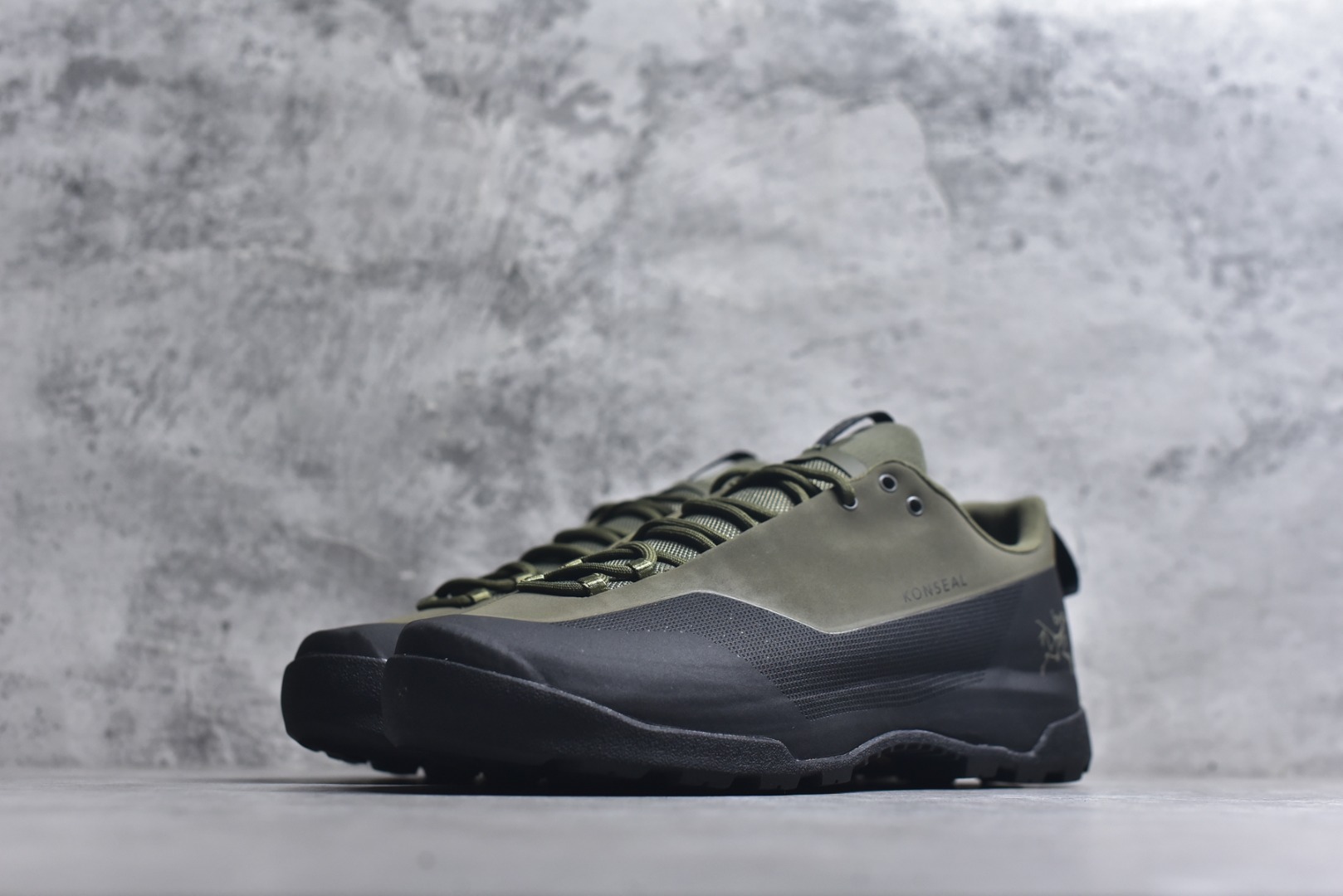 图片[2]-#Arcteryx始祖鸟 Konseal women轻量 网布防滑轻便耐磨 低帮户外运动跑步鞋 konseal LT的外观看似朴实 却散发着一股高贵气息 虽然是标榜越野鞋 但其实越野跑与登山乃一体两面的运动 皆在相同的山林场域之中进行 包含轻量化鞋身 MegaGrip大底 OrthoLite 3D鞋垫 EVA弹性混合中底等等 以及这次所使用的最新防水透气科技 抓地力优良的VibramMegaGrip 鞋带收纳设计 避免鞋带勾到绊倒 全脚掌舒适稳定 EVA弹性混合中底 OrthoLite 3D鞋垫 前脚掌TPU支撑片 尺码：39-45-选品中心