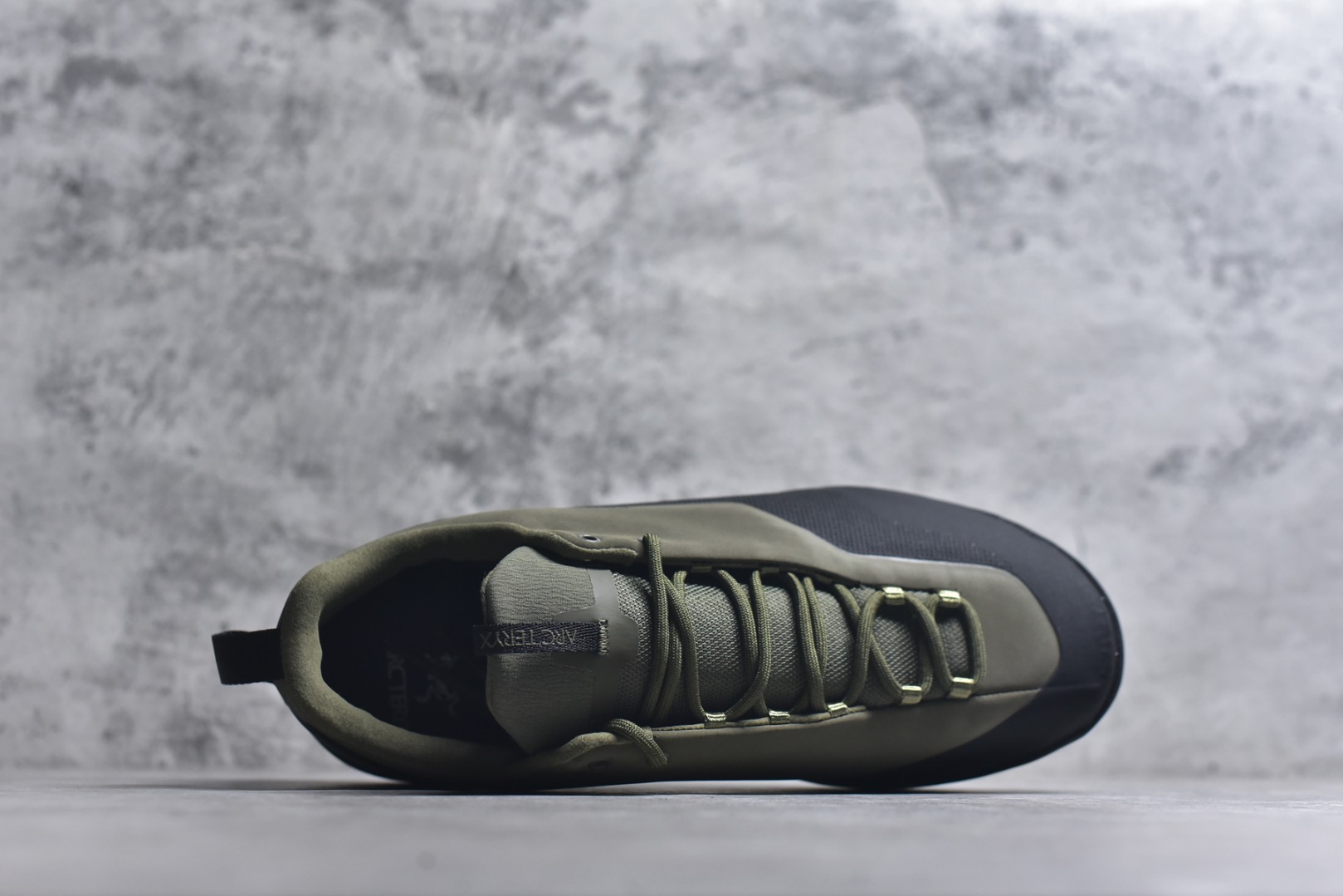 图片[4]-#Arcteryx始祖鸟 Konseal women轻量 网布防滑轻便耐磨 低帮户外运动跑步鞋 konseal LT的外观看似朴实 却散发着一股高贵气息 虽然是标榜越野鞋 但其实越野跑与登山乃一体两面的运动 皆在相同的山林场域之中进行 包含轻量化鞋身 MegaGrip大底 OrthoLite 3D鞋垫 EVA弹性混合中底等等 以及这次所使用的最新防水透气科技 抓地力优良的VibramMegaGrip 鞋带收纳设计 避免鞋带勾到绊倒 全脚掌舒适稳定 EVA弹性混合中底 OrthoLite 3D鞋垫 前脚掌TPU支撑片 尺码：39-45-选品中心