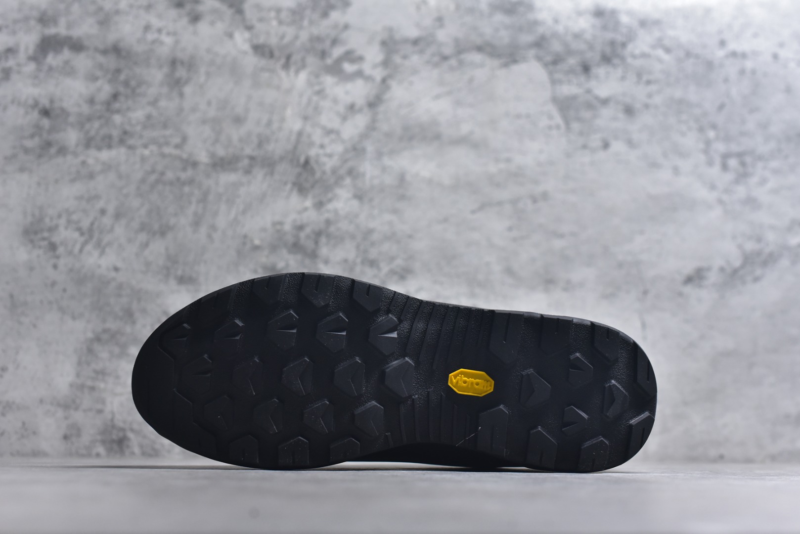 图片[6]-#Arcteryx始祖鸟 Konseal women轻量 网布防滑轻便耐磨 低帮户外运动跑步鞋 konseal LT的外观看似朴实 却散发着一股高贵气息 虽然是标榜越野鞋 但其实越野跑与登山乃一体两面的运动 皆在相同的山林场域之中进行 包含轻量化鞋身 MegaGrip大底 OrthoLite 3D鞋垫 EVA弹性混合中底等等 以及这次所使用的最新防水透气科技 抓地力优良的VibramMegaGrip 鞋带收纳设计 避免鞋带勾到绊倒 全脚掌舒适稳定 EVA弹性混合中底 OrthoLite 3D鞋垫 前脚掌TPU支撑片 尺码：39-45-选品中心