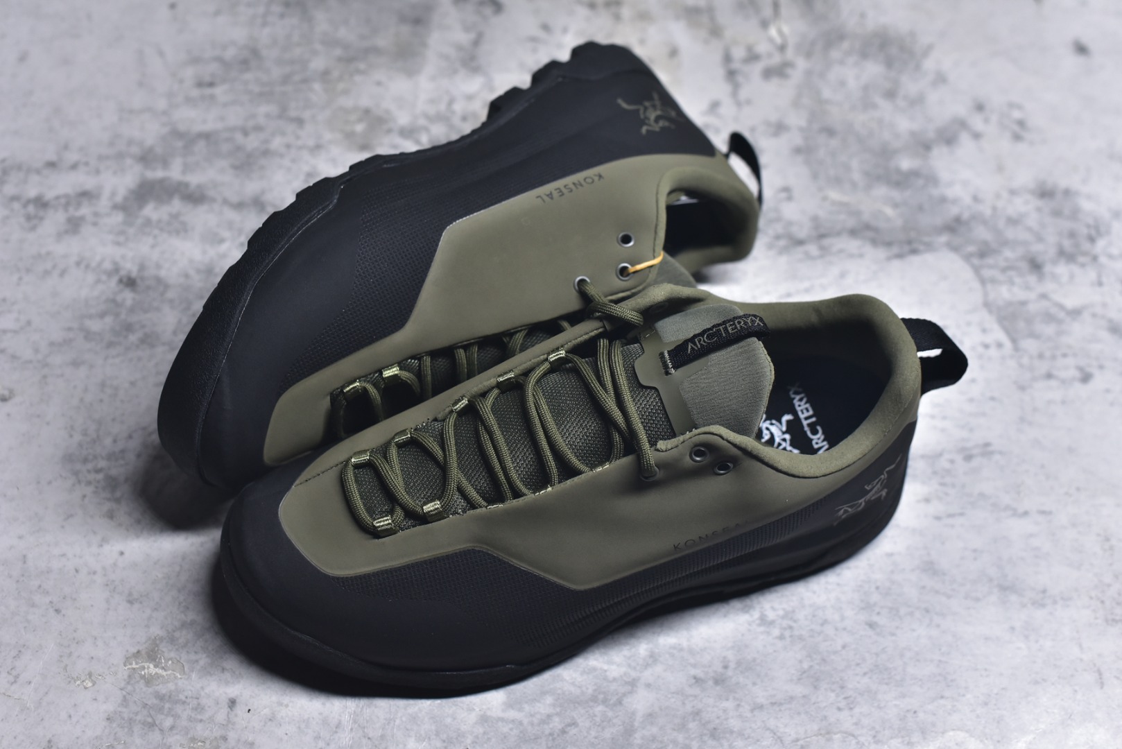 图片[7]-#Arcteryx始祖鸟 Konseal women轻量 网布防滑轻便耐磨 低帮户外运动跑步鞋 konseal LT的外观看似朴实 却散发着一股高贵气息 虽然是标榜越野鞋 但其实越野跑与登山乃一体两面的运动 皆在相同的山林场域之中进行 包含轻量化鞋身 MegaGrip大底 OrthoLite 3D鞋垫 EVA弹性混合中底等等 以及这次所使用的最新防水透气科技 抓地力优良的VibramMegaGrip 鞋带收纳设计 避免鞋带勾到绊倒 全脚掌舒适稳定 EVA弹性混合中底 OrthoLite 3D鞋垫 前脚掌TPU支撑片 尺码：39-45-选品中心