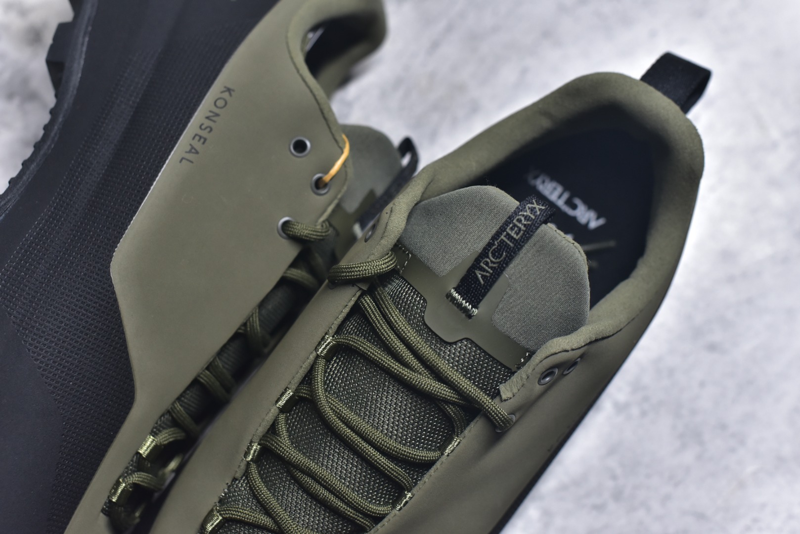 图片[9]-#Arcteryx始祖鸟 Konseal women轻量 网布防滑轻便耐磨 低帮户外运动跑步鞋 konseal LT的外观看似朴实 却散发着一股高贵气息 虽然是标榜越野鞋 但其实越野跑与登山乃一体两面的运动 皆在相同的山林场域之中进行 包含轻量化鞋身 MegaGrip大底 OrthoLite 3D鞋垫 EVA弹性混合中底等等 以及这次所使用的最新防水透气科技 抓地力优良的VibramMegaGrip 鞋带收纳设计 避免鞋带勾到绊倒 全脚掌舒适稳定 EVA弹性混合中底 OrthoLite 3D鞋垫 前脚掌TPU支撑片 尺码：39-45-选品中心