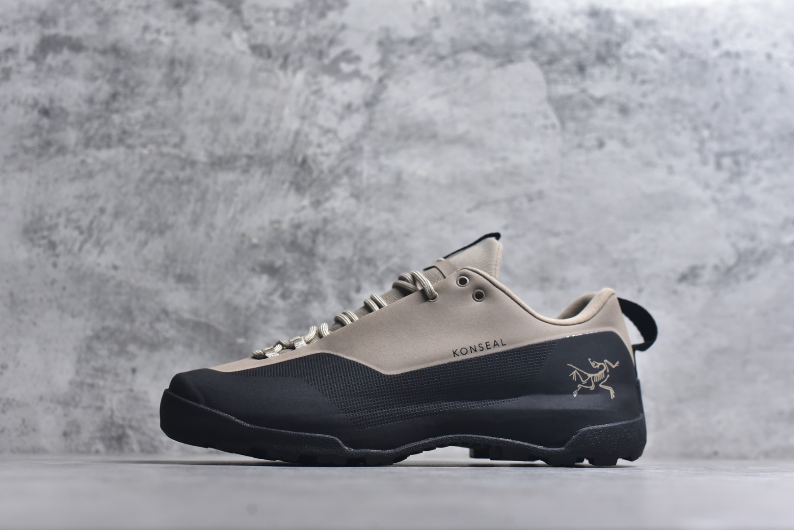 #Arcteryx始祖鸟 Konseal women轻量 网布防滑轻便耐磨 低帮户外运动跑步鞋 konseal LT的外观看似朴实 却散发着一股高贵气息 虽然是标榜越野鞋 但其实越野跑与登山乃一体两面的运动 皆在相同的山林场域之中进行 包含轻量化鞋身 MegaGrip大底 OrthoLite 3D鞋垫 EVA弹性混合中底等等 以及这次所使用的最新防水透气科技 抓地力优良的VibramMegaGrip 鞋带收纳设计 避免鞋带勾到绊倒 全脚掌舒适稳定 EVA弹性混合中底 OrthoLite 3D鞋垫 前脚掌TPU支撑片 尺码：39-45-选品中心