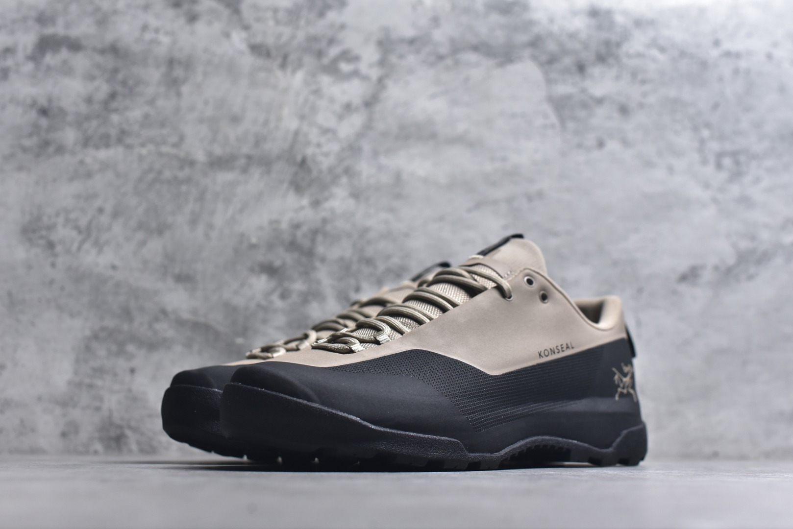 图片[2]-#Arcteryx始祖鸟 Konseal women轻量 网布防滑轻便耐磨 低帮户外运动跑步鞋 konseal LT的外观看似朴实 却散发着一股高贵气息 虽然是标榜越野鞋 但其实越野跑与登山乃一体两面的运动 皆在相同的山林场域之中进行 包含轻量化鞋身 MegaGrip大底 OrthoLite 3D鞋垫 EVA弹性混合中底等等 以及这次所使用的最新防水透气科技 抓地力优良的VibramMegaGrip 鞋带收纳设计 避免鞋带勾到绊倒 全脚掌舒适稳定 EVA弹性混合中底 OrthoLite 3D鞋垫 前脚掌TPU支撑片 尺码：39-45-选品中心