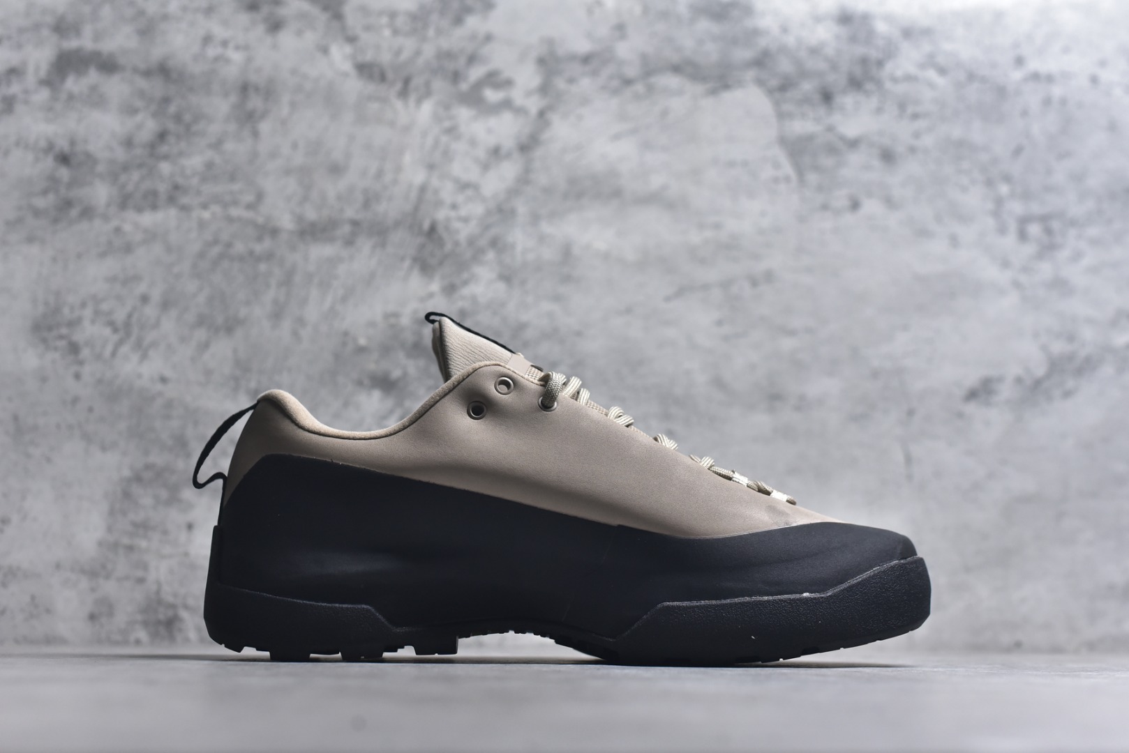 图片[3]-#Arcteryx始祖鸟 Konseal women轻量 网布防滑轻便耐磨 低帮户外运动跑步鞋 konseal LT的外观看似朴实 却散发着一股高贵气息 虽然是标榜越野鞋 但其实越野跑与登山乃一体两面的运动 皆在相同的山林场域之中进行 包含轻量化鞋身 MegaGrip大底 OrthoLite 3D鞋垫 EVA弹性混合中底等等 以及这次所使用的最新防水透气科技 抓地力优良的VibramMegaGrip 鞋带收纳设计 避免鞋带勾到绊倒 全脚掌舒适稳定 EVA弹性混合中底 OrthoLite 3D鞋垫 前脚掌TPU支撑片 尺码：39-45-选品中心