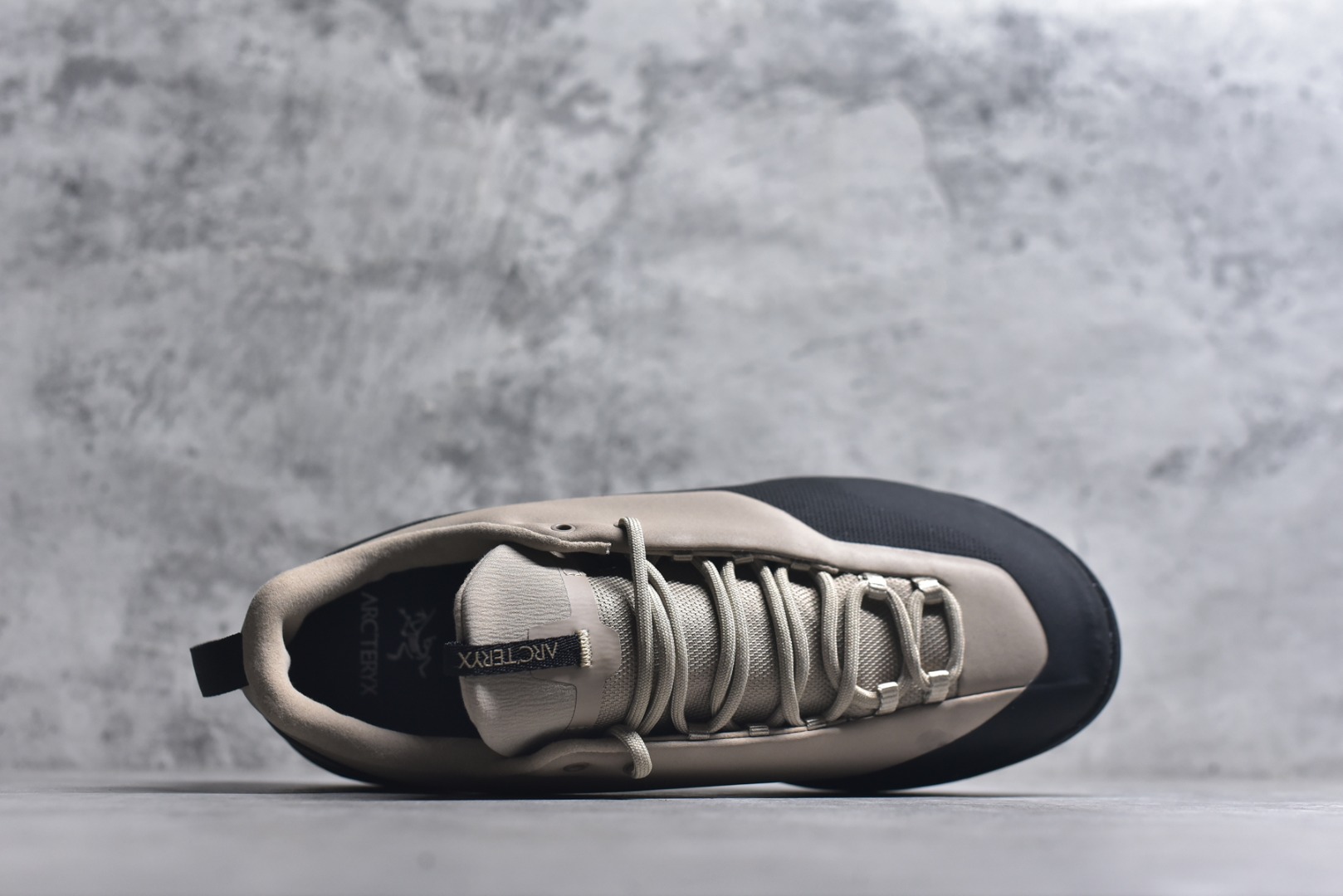 图片[4]-#Arcteryx始祖鸟 Konseal women轻量 网布防滑轻便耐磨 低帮户外运动跑步鞋 konseal LT的外观看似朴实 却散发着一股高贵气息 虽然是标榜越野鞋 但其实越野跑与登山乃一体两面的运动 皆在相同的山林场域之中进行 包含轻量化鞋身 MegaGrip大底 OrthoLite 3D鞋垫 EVA弹性混合中底等等 以及这次所使用的最新防水透气科技 抓地力优良的VibramMegaGrip 鞋带收纳设计 避免鞋带勾到绊倒 全脚掌舒适稳定 EVA弹性混合中底 OrthoLite 3D鞋垫 前脚掌TPU支撑片 尺码：39-45-选品中心