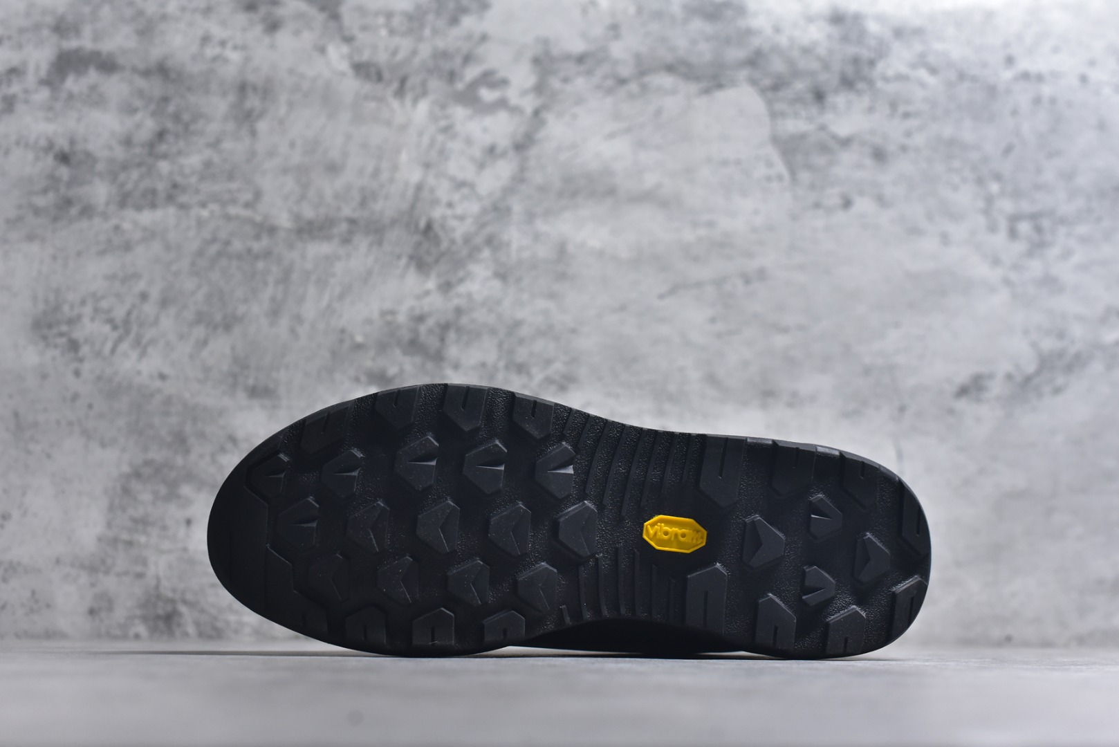 图片[6]-#Arcteryx始祖鸟 Konseal women轻量 网布防滑轻便耐磨 低帮户外运动跑步鞋 konseal LT的外观看似朴实 却散发着一股高贵气息 虽然是标榜越野鞋 但其实越野跑与登山乃一体两面的运动 皆在相同的山林场域之中进行 包含轻量化鞋身 MegaGrip大底 OrthoLite 3D鞋垫 EVA弹性混合中底等等 以及这次所使用的最新防水透气科技 抓地力优良的VibramMegaGrip 鞋带收纳设计 避免鞋带勾到绊倒 全脚掌舒适稳定 EVA弹性混合中底 OrthoLite 3D鞋垫 前脚掌TPU支撑片 尺码：39-45-选品中心