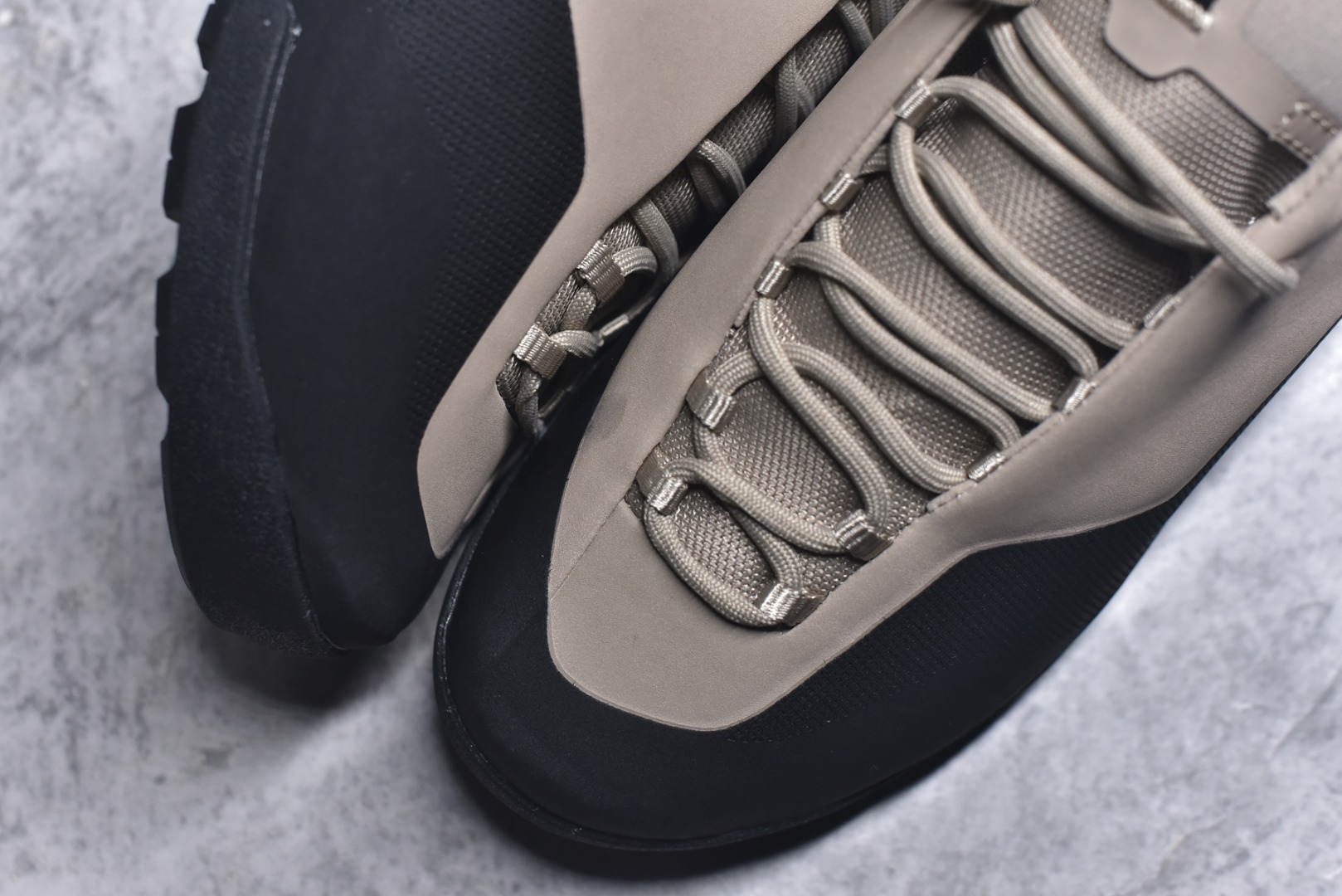 图片[8]-#Arcteryx始祖鸟 Konseal women轻量 网布防滑轻便耐磨 低帮户外运动跑步鞋 konseal LT的外观看似朴实 却散发着一股高贵气息 虽然是标榜越野鞋 但其实越野跑与登山乃一体两面的运动 皆在相同的山林场域之中进行 包含轻量化鞋身 MegaGrip大底 OrthoLite 3D鞋垫 EVA弹性混合中底等等 以及这次所使用的最新防水透气科技 抓地力优良的VibramMegaGrip 鞋带收纳设计 避免鞋带勾到绊倒 全脚掌舒适稳定 EVA弹性混合中底 OrthoLite 3D鞋垫 前脚掌TPU支撑片 尺码：39-45-选品中心