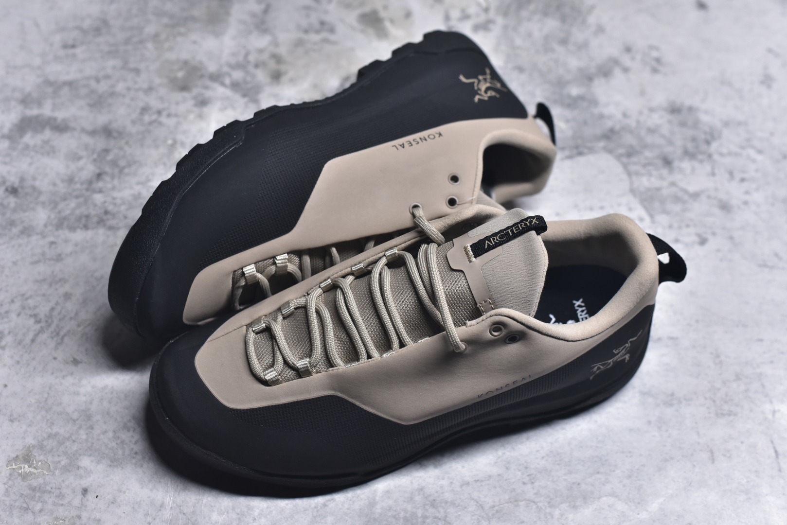 图片[7]-#Arcteryx始祖鸟 Konseal women轻量 网布防滑轻便耐磨 低帮户外运动跑步鞋 konseal LT的外观看似朴实 却散发着一股高贵气息 虽然是标榜越野鞋 但其实越野跑与登山乃一体两面的运动 皆在相同的山林场域之中进行 包含轻量化鞋身 MegaGrip大底 OrthoLite 3D鞋垫 EVA弹性混合中底等等 以及这次所使用的最新防水透气科技 抓地力优良的VibramMegaGrip 鞋带收纳设计 避免鞋带勾到绊倒 全脚掌舒适稳定 EVA弹性混合中底 OrthoLite 3D鞋垫 前脚掌TPU支撑片 尺码：39-45-选品中心