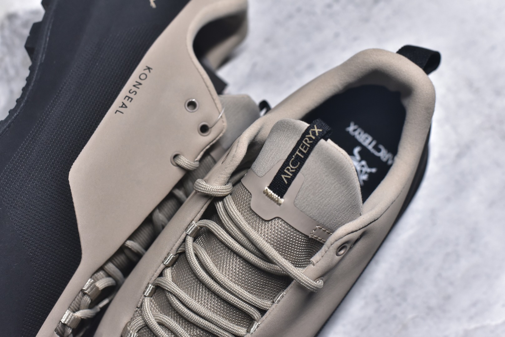 图片[9]-#Arcteryx始祖鸟 Konseal women轻量 网布防滑轻便耐磨 低帮户外运动跑步鞋 konseal LT的外观看似朴实 却散发着一股高贵气息 虽然是标榜越野鞋 但其实越野跑与登山乃一体两面的运动 皆在相同的山林场域之中进行 包含轻量化鞋身 MegaGrip大底 OrthoLite 3D鞋垫 EVA弹性混合中底等等 以及这次所使用的最新防水透气科技 抓地力优良的VibramMegaGrip 鞋带收纳设计 避免鞋带勾到绊倒 全脚掌舒适稳定 EVA弹性混合中底 OrthoLite 3D鞋垫 前脚掌TPU支撑片 尺码：39-45-选品中心