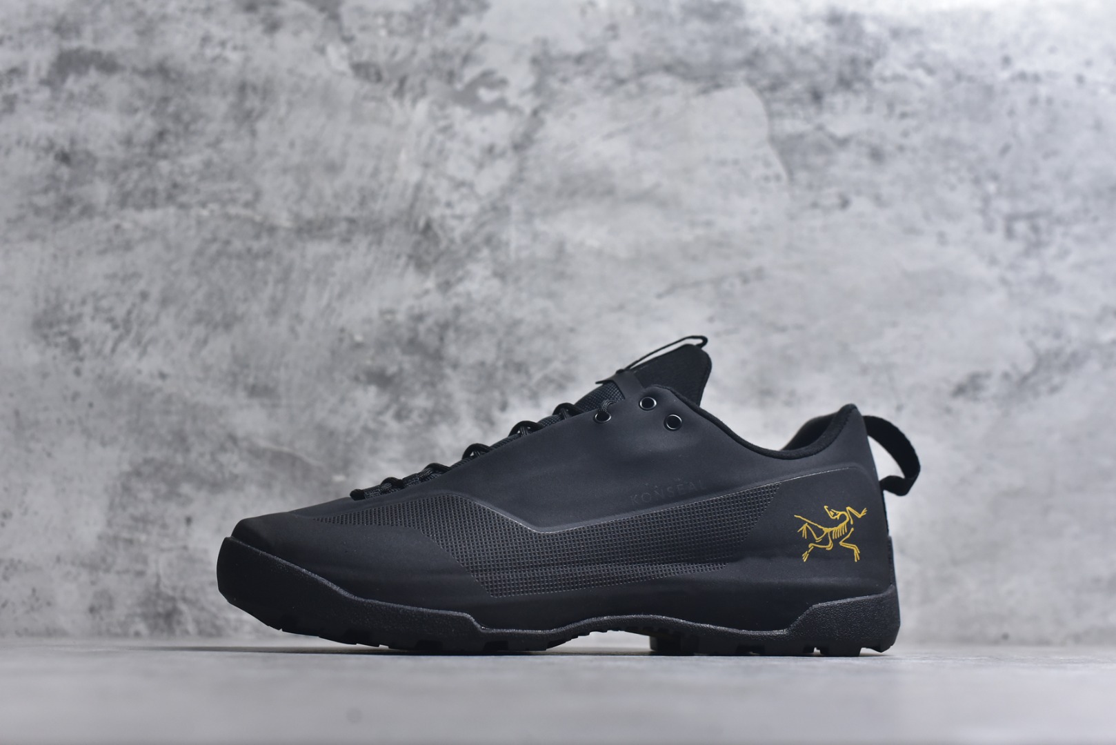 #Arcteryx始祖鸟 Konseal women轻量 网布防滑轻便耐磨 低帮户外运动跑步鞋 konseal LT的外观看似朴实 却散发着一股高贵气息 虽然是标榜越野鞋 但其实越野跑与登山乃一体两面的运动 皆在相同的山林场域之中进行 包含轻量化鞋身 MegaGrip大底 OrthoLite 3D鞋垫 EVA弹性混合中底等等 以及这次所使用的最新防水透气科技 抓地力优良的VibramMegaGrip 鞋带收纳设计 避免鞋带勾到绊倒 全脚掌舒适稳定 EVA弹性混合中底 OrthoLite 3D鞋垫 前脚掌TPU支撑片 尺码：39-45-选品中心