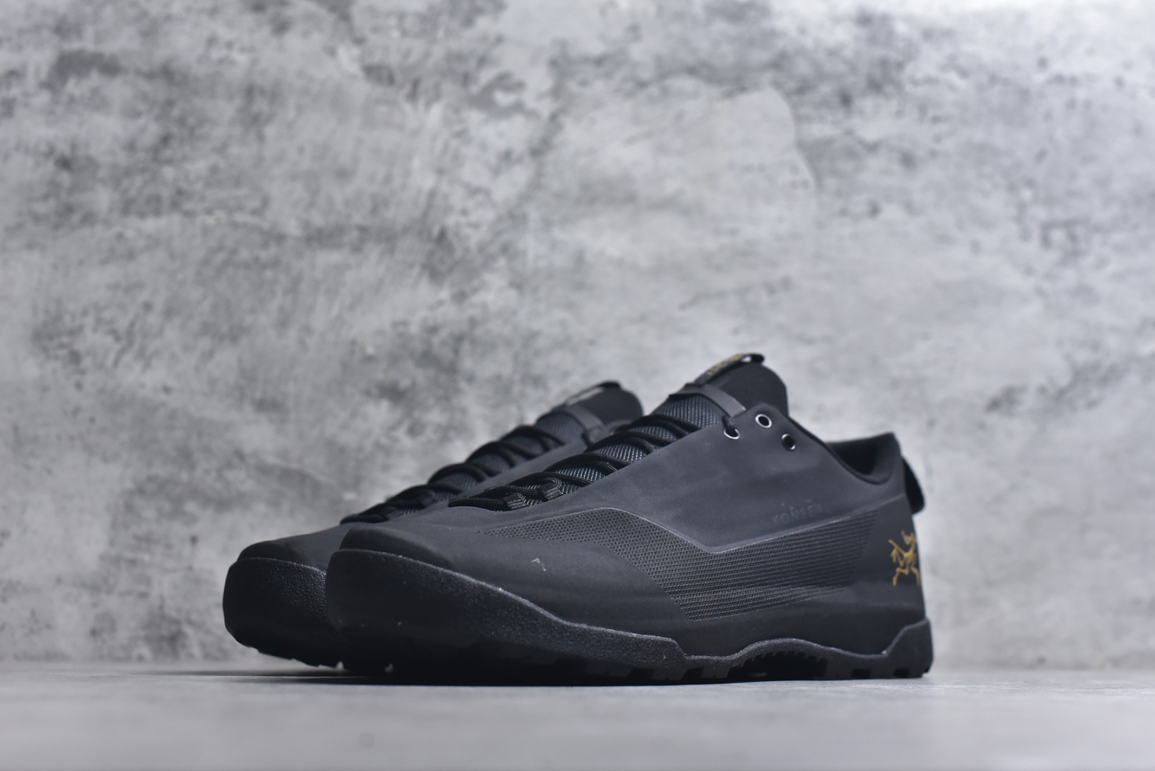 图片[2]-#Arcteryx始祖鸟 Konseal women轻量 网布防滑轻便耐磨 低帮户外运动跑步鞋 konseal LT的外观看似朴实 却散发着一股高贵气息 虽然是标榜越野鞋 但其实越野跑与登山乃一体两面的运动 皆在相同的山林场域之中进行 包含轻量化鞋身 MegaGrip大底 OrthoLite 3D鞋垫 EVA弹性混合中底等等 以及这次所使用的最新防水透气科技 抓地力优良的VibramMegaGrip 鞋带收纳设计 避免鞋带勾到绊倒 全脚掌舒适稳定 EVA弹性混合中底 OrthoLite 3D鞋垫 前脚掌TPU支撑片 尺码：39-45-选品中心