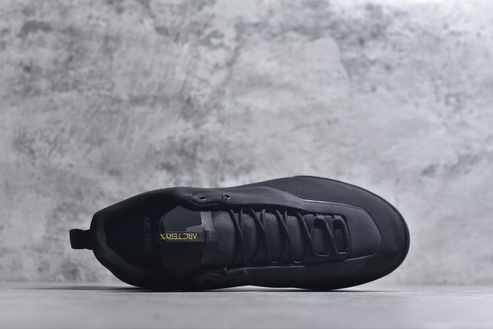 图片[4]-#Arcteryx始祖鸟 Konseal women轻量 网布防滑轻便耐磨 低帮户外运动跑步鞋 konseal LT的外观看似朴实 却散发着一股高贵气息 虽然是标榜越野鞋 但其实越野跑与登山乃一体两面的运动 皆在相同的山林场域之中进行 包含轻量化鞋身 MegaGrip大底 OrthoLite 3D鞋垫 EVA弹性混合中底等等 以及这次所使用的最新防水透气科技 抓地力优良的VibramMegaGrip 鞋带收纳设计 避免鞋带勾到绊倒 全脚掌舒适稳定 EVA弹性混合中底 OrthoLite 3D鞋垫 前脚掌TPU支撑片 尺码：39-45-选品中心