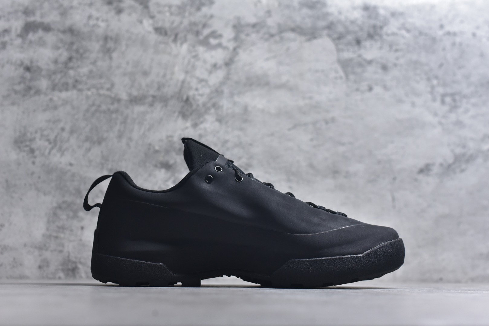 图片[3]-#Arcteryx始祖鸟 Konseal women轻量 网布防滑轻便耐磨 低帮户外运动跑步鞋 konseal LT的外观看似朴实 却散发着一股高贵气息 虽然是标榜越野鞋 但其实越野跑与登山乃一体两面的运动 皆在相同的山林场域之中进行 包含轻量化鞋身 MegaGrip大底 OrthoLite 3D鞋垫 EVA弹性混合中底等等 以及这次所使用的最新防水透气科技 抓地力优良的VibramMegaGrip 鞋带收纳设计 避免鞋带勾到绊倒 全脚掌舒适稳定 EVA弹性混合中底 OrthoLite 3D鞋垫 前脚掌TPU支撑片 尺码：39-45-选品中心