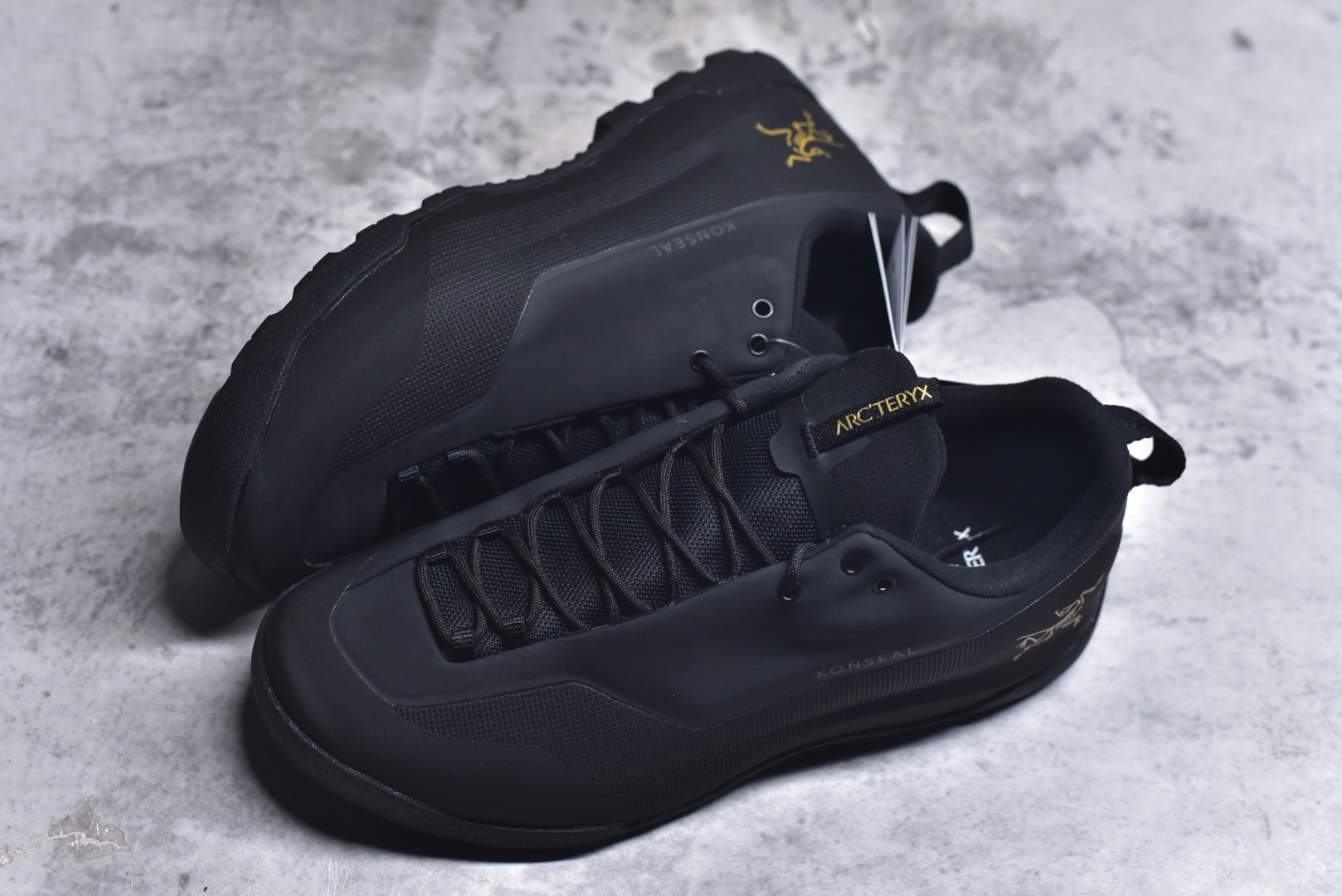 图片[7]-#Arcteryx始祖鸟 Konseal women轻量 网布防滑轻便耐磨 低帮户外运动跑步鞋 konseal LT的外观看似朴实 却散发着一股高贵气息 虽然是标榜越野鞋 但其实越野跑与登山乃一体两面的运动 皆在相同的山林场域之中进行 包含轻量化鞋身 MegaGrip大底 OrthoLite 3D鞋垫 EVA弹性混合中底等等 以及这次所使用的最新防水透气科技 抓地力优良的VibramMegaGrip 鞋带收纳设计 避免鞋带勾到绊倒 全脚掌舒适稳定 EVA弹性混合中底 OrthoLite 3D鞋垫 前脚掌TPU支撑片 尺码：39-45-选品中心