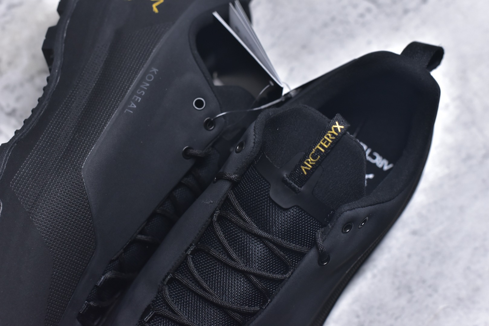 图片[9]-#Arcteryx始祖鸟 Konseal women轻量 网布防滑轻便耐磨 低帮户外运动跑步鞋 konseal LT的外观看似朴实 却散发着一股高贵气息 虽然是标榜越野鞋 但其实越野跑与登山乃一体两面的运动 皆在相同的山林场域之中进行 包含轻量化鞋身 MegaGrip大底 OrthoLite 3D鞋垫 EVA弹性混合中底等等 以及这次所使用的最新防水透气科技 抓地力优良的VibramMegaGrip 鞋带收纳设计 避免鞋带勾到绊倒 全脚掌舒适稳定 EVA弹性混合中底 OrthoLite 3D鞋垫 前脚掌TPU支撑片 尺码：39-45-选品中心