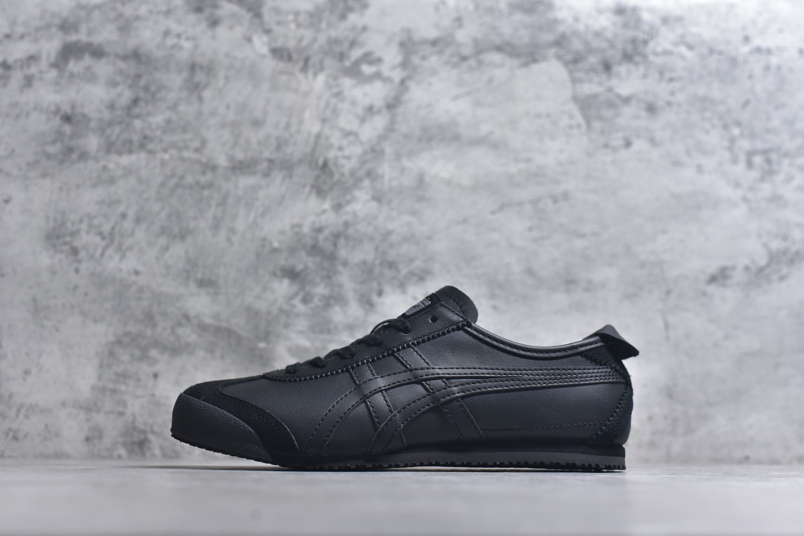 #Onitsuka Tiger鬼塚虎 MEXICO 66 进口皮料 一比一复刻 舒适百搭 低帮 板鞋 男女同款 T18全黑 1183C102-002 尺码 35 36 37 37.5 38 39 39.5 40 40.5 41.5 42 42.5 43.5 44 44.5 45-选品中心
