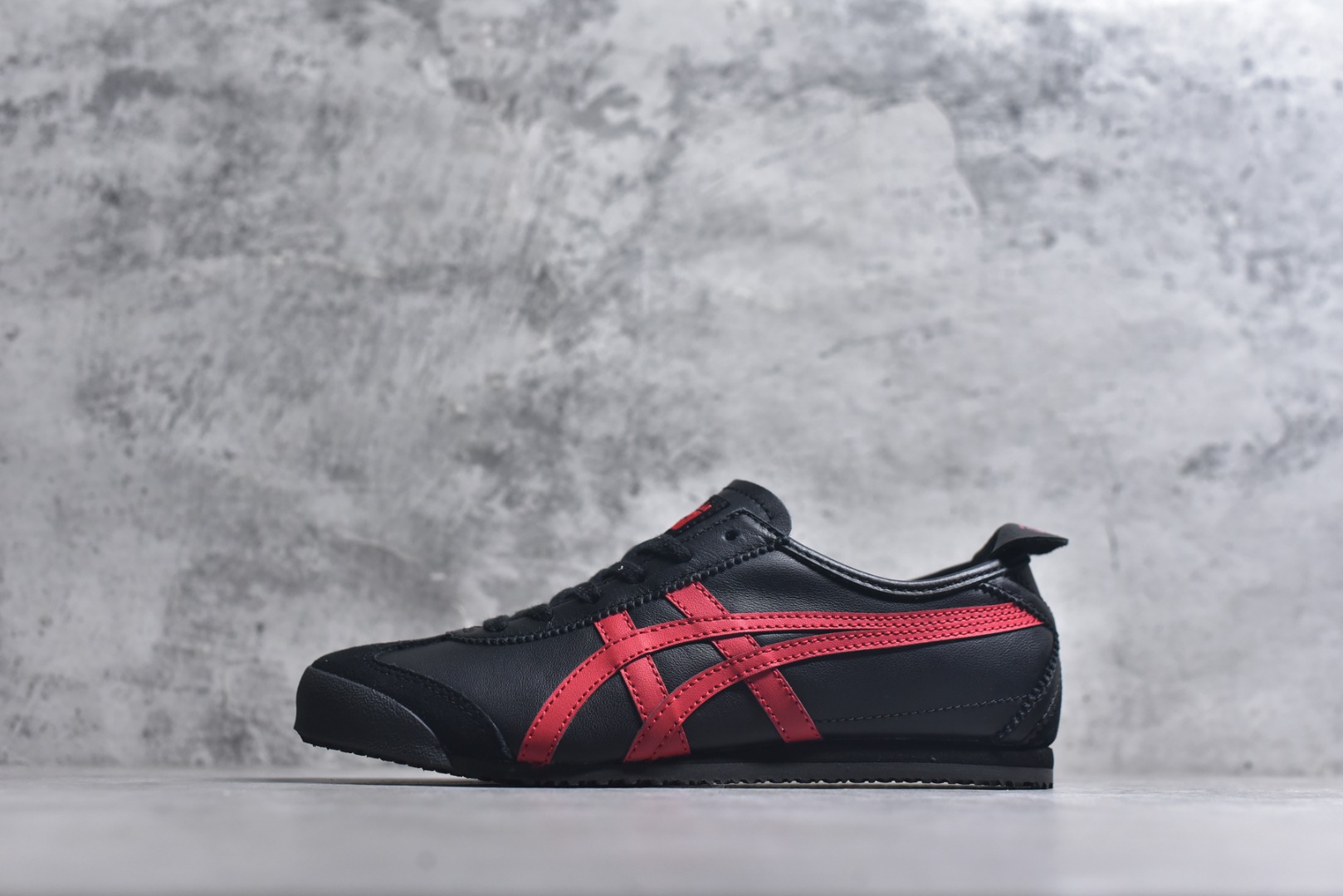 #Onitsuka Tiger鬼塚虎 MEXICO 66 进口皮料 一比一复刻 舒适百搭 低帮 板鞋 男女同款 T27黑红 1183C102-004 尺码 35 36 37 37.5 38 39 39.5 40 40.5 41.5 42 42.5 43.5 44 44.5 45-选品中心