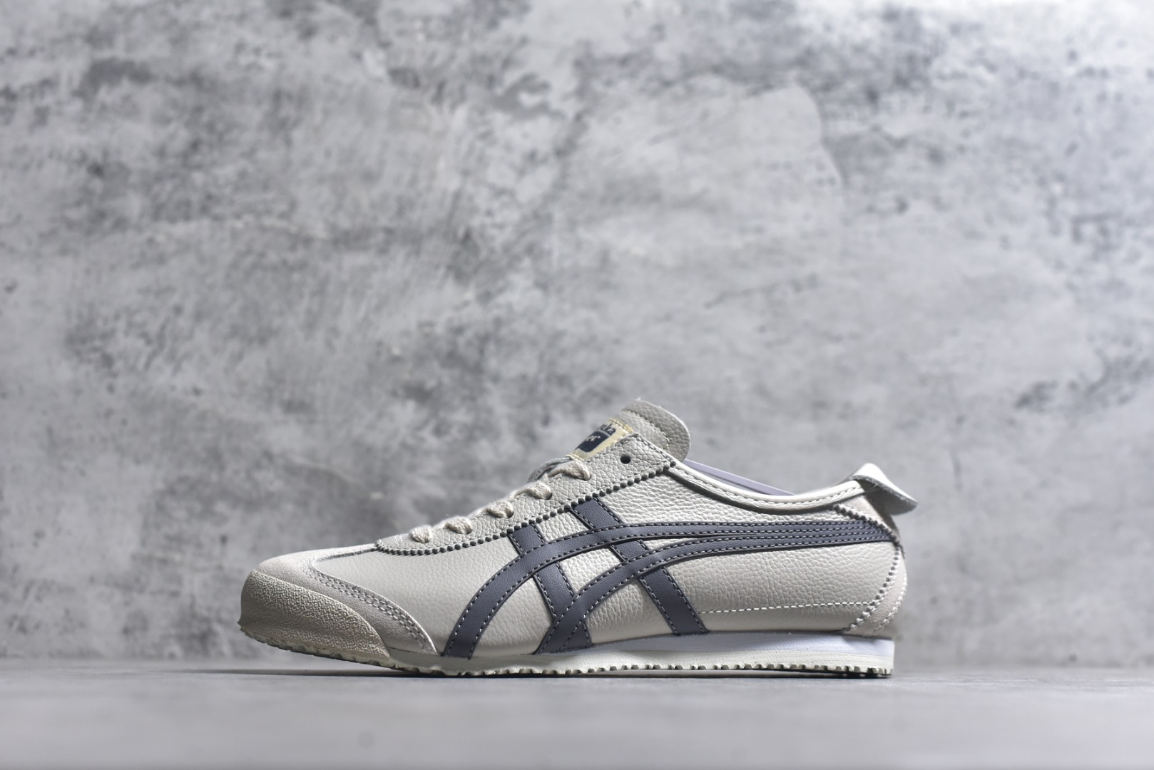 #Onitsuka Tiger鬼塚虎 MEXICO 66 进口皮料 一比一复刻 舒适百搭 低帮 板鞋 男女同款 T12燕麦色 1183A201-250 尺码 35 36 37 37.5 38 39 39.5 40 40.5 41.5 42 42.5 43.5 44 44.5 45-选品中心