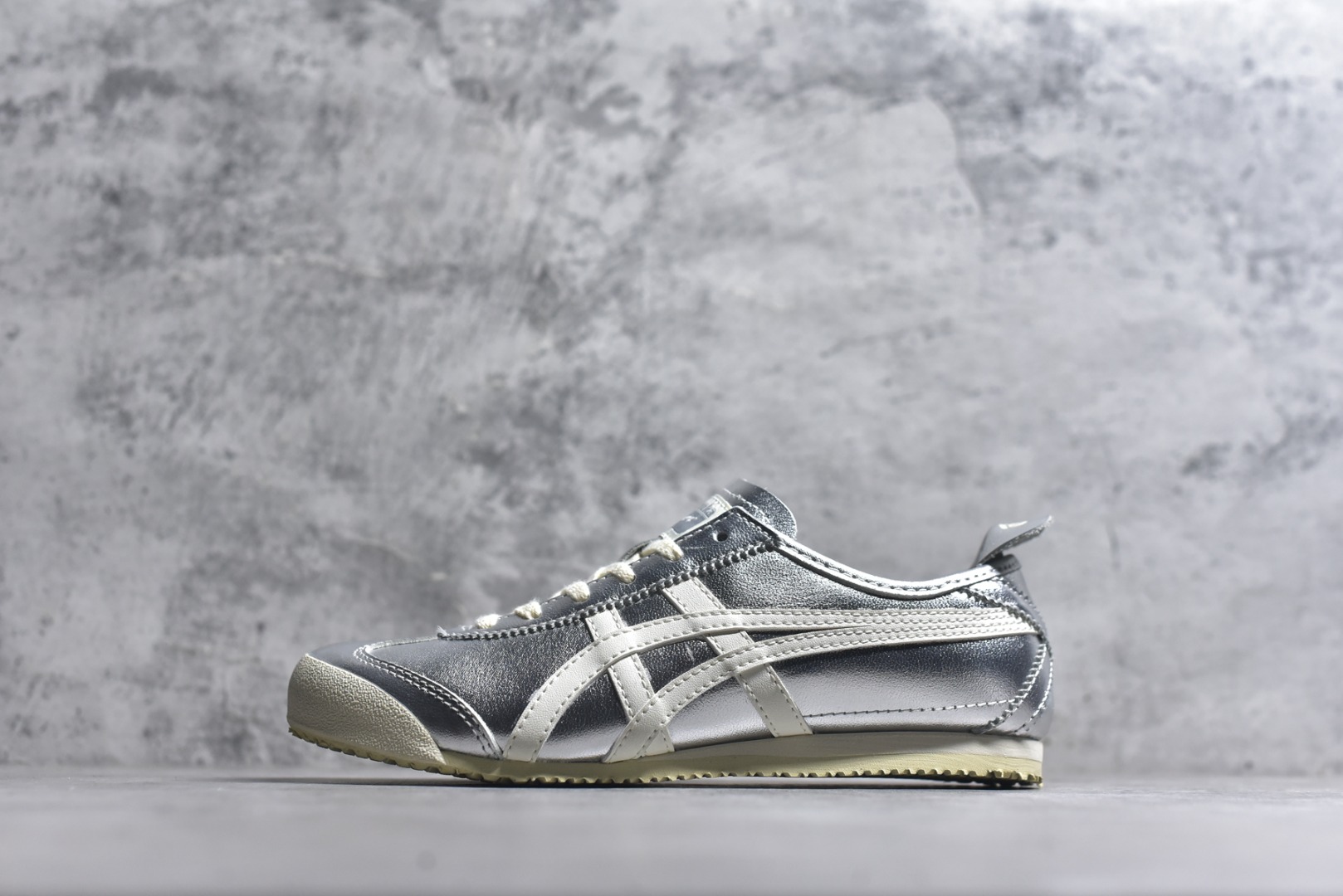 #Onitsuka Tiger鬼塚虎 MEXICO 66 进口皮料 一比一复刻 舒适百搭 低帮 板鞋 男女同款 T16银色 1183B566-021 尺码 35 36 37 37.5 38 39 39.5 40 40.5 41.5 42 42.5 43.5 44 44.5 45-选品中心