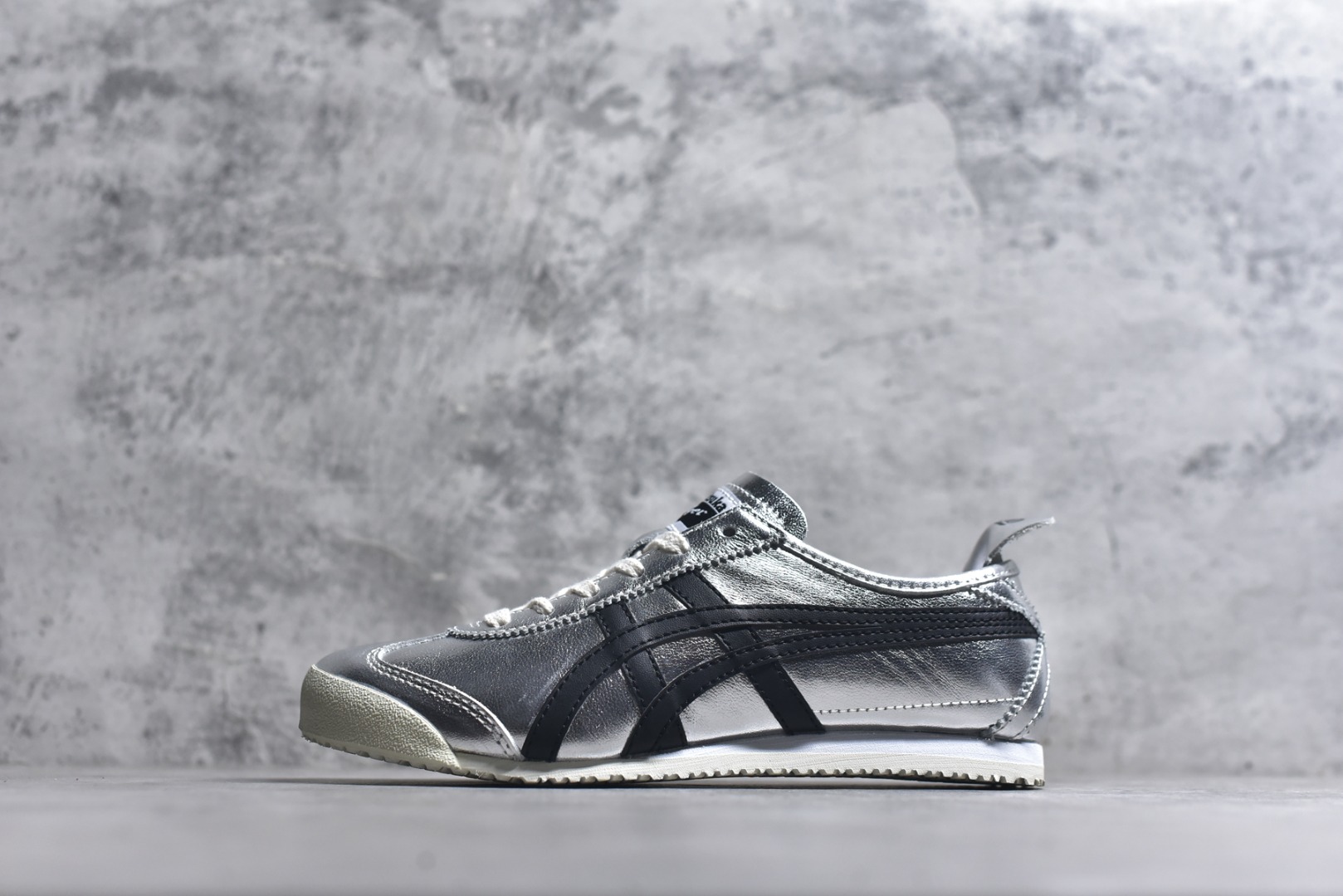 #Onitsuka Tiger鬼塚虎 MEXICO 66 进口皮料 一比一复刻 舒适百搭 低帮 板鞋 男女同款 T14银黑 1183B566-020 尺码 35 36 37 37.5 38 39 39.5 40 40.5 41.5 42 42.5 43.5 44 44.5 45-选品中心