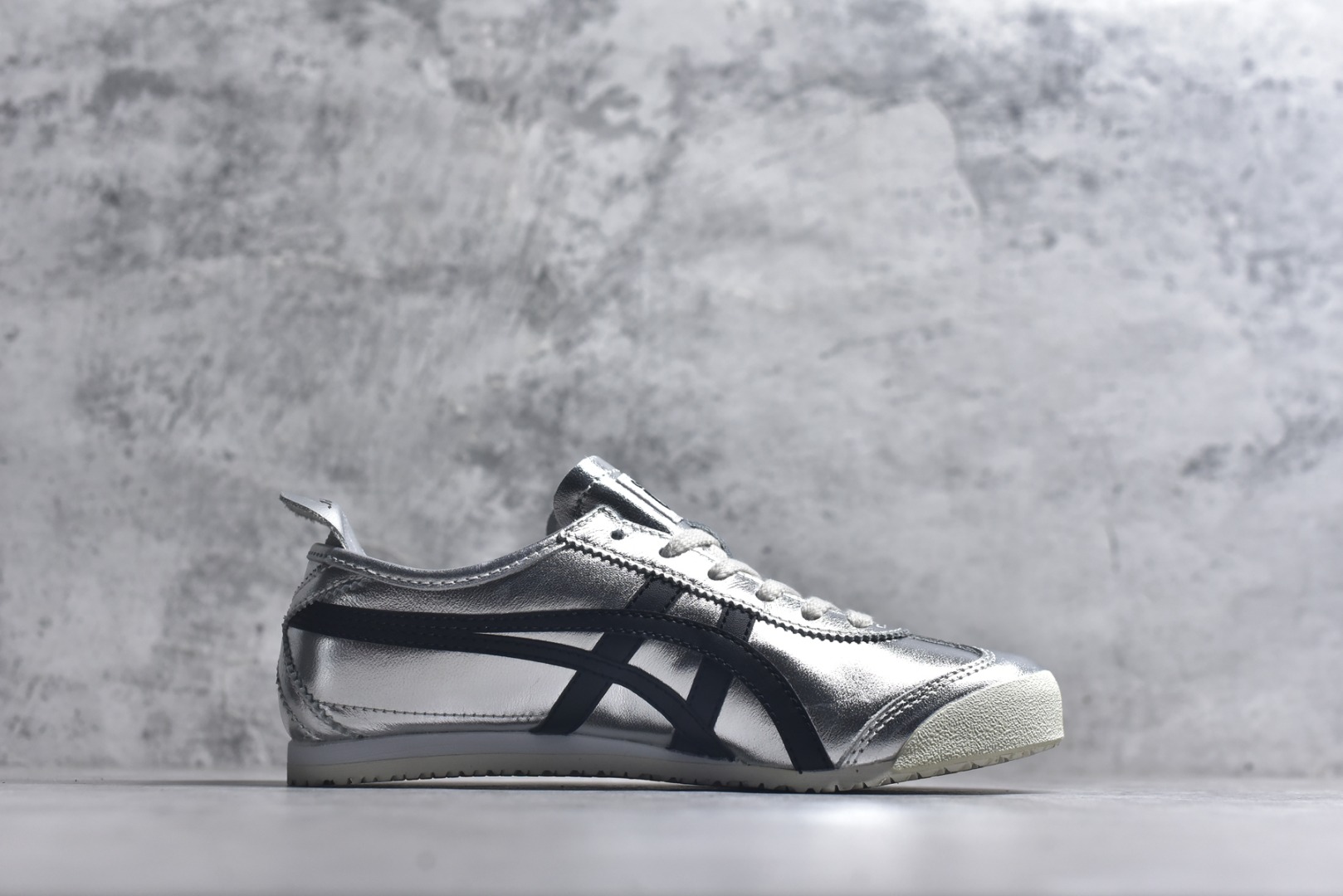 图片[3]-#Onitsuka Tiger鬼塚虎 MEXICO 66 进口皮料 一比一复刻 舒适百搭 低帮 板鞋 男女同款 T14银黑 1183B566-020 尺码 35 36 37 37.5 38 39 39.5 40 40.5 41.5 42 42.5 43.5 44 44.5 45-选品中心