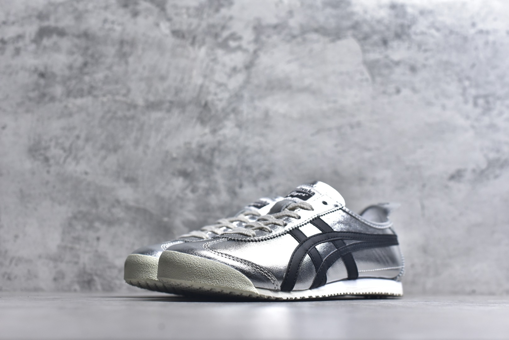 图片[2]-#Onitsuka Tiger鬼塚虎 MEXICO 66 进口皮料 一比一复刻 舒适百搭 低帮 板鞋 男女同款 T14银黑 1183B566-020 尺码 35 36 37 37.5 38 39 39.5 40 40.5 41.5 42 42.5 43.5 44 44.5 45-选品中心