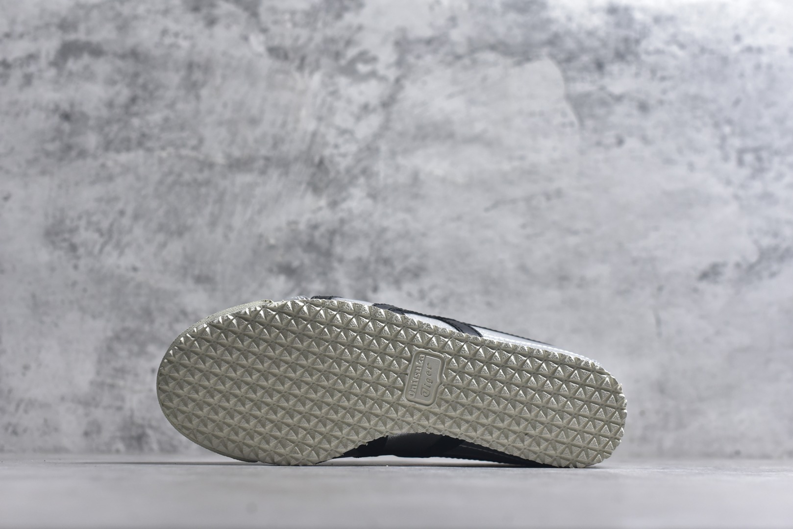 图片[6]-#Onitsuka Tiger鬼塚虎 MEXICO 66 进口皮料 一比一复刻 舒适百搭 低帮 板鞋 男女同款 T14银黑 1183B566-020 尺码 35 36 37 37.5 38 39 39.5 40 40.5 41.5 42 42.5 43.5 44 44.5 45-选品中心