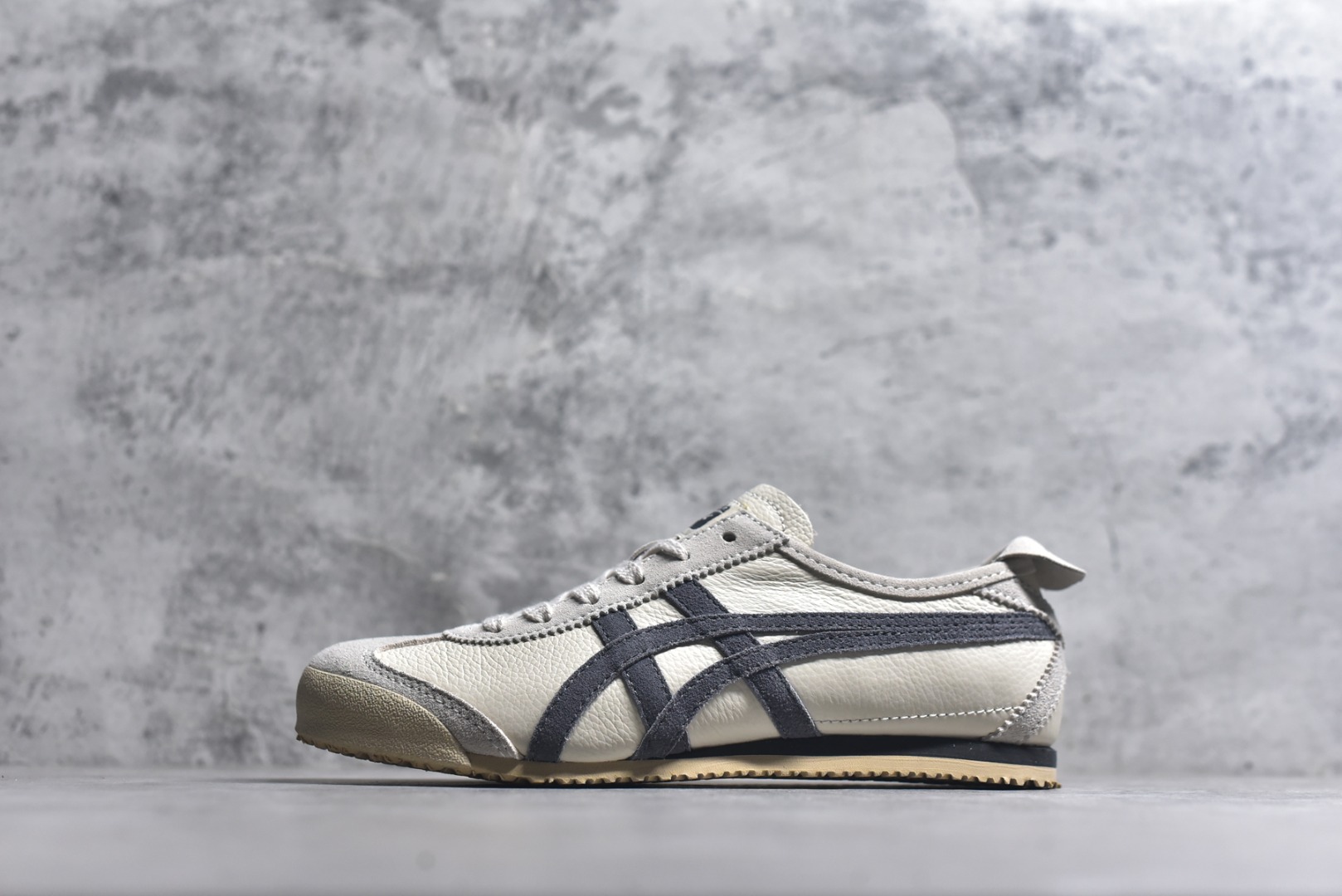 #Onitsuka Tiger鬼塚虎 MEXICO 66 进口皮料 一比一复刻 舒适百搭 低帮 板鞋 男女同款 T19奶白碳灰 D2J4L-0297 尺码 35 36 37 37.5 38 39 39.5 40 40.5 41.5 42 42.5 43.5 44 44.5 45-选品中心