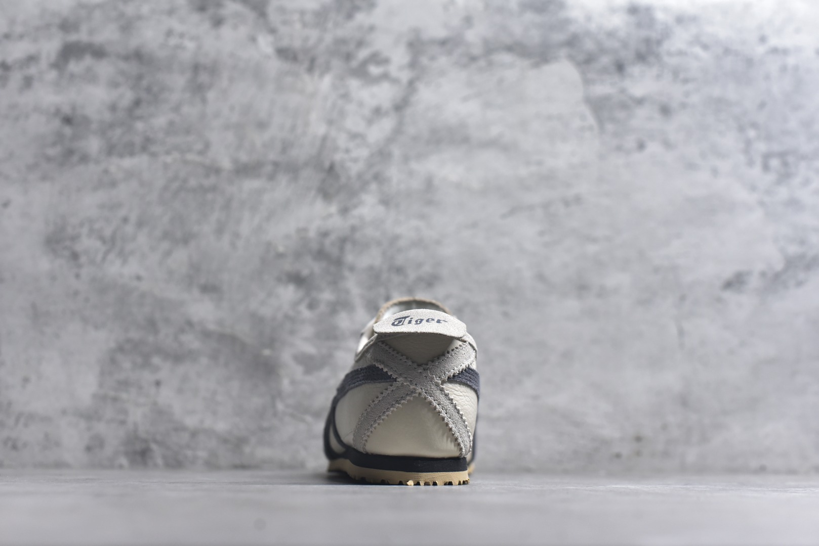 图片[5]-#Onitsuka Tiger鬼塚虎 MEXICO 66 进口皮料 一比一复刻 舒适百搭 低帮 板鞋 男女同款 T19奶白碳灰 D2J4L-0297 尺码 35 36 37 37.5 38 39 39.5 40 40.5 41.5 42 42.5 43.5 44 44.5 45-选品中心