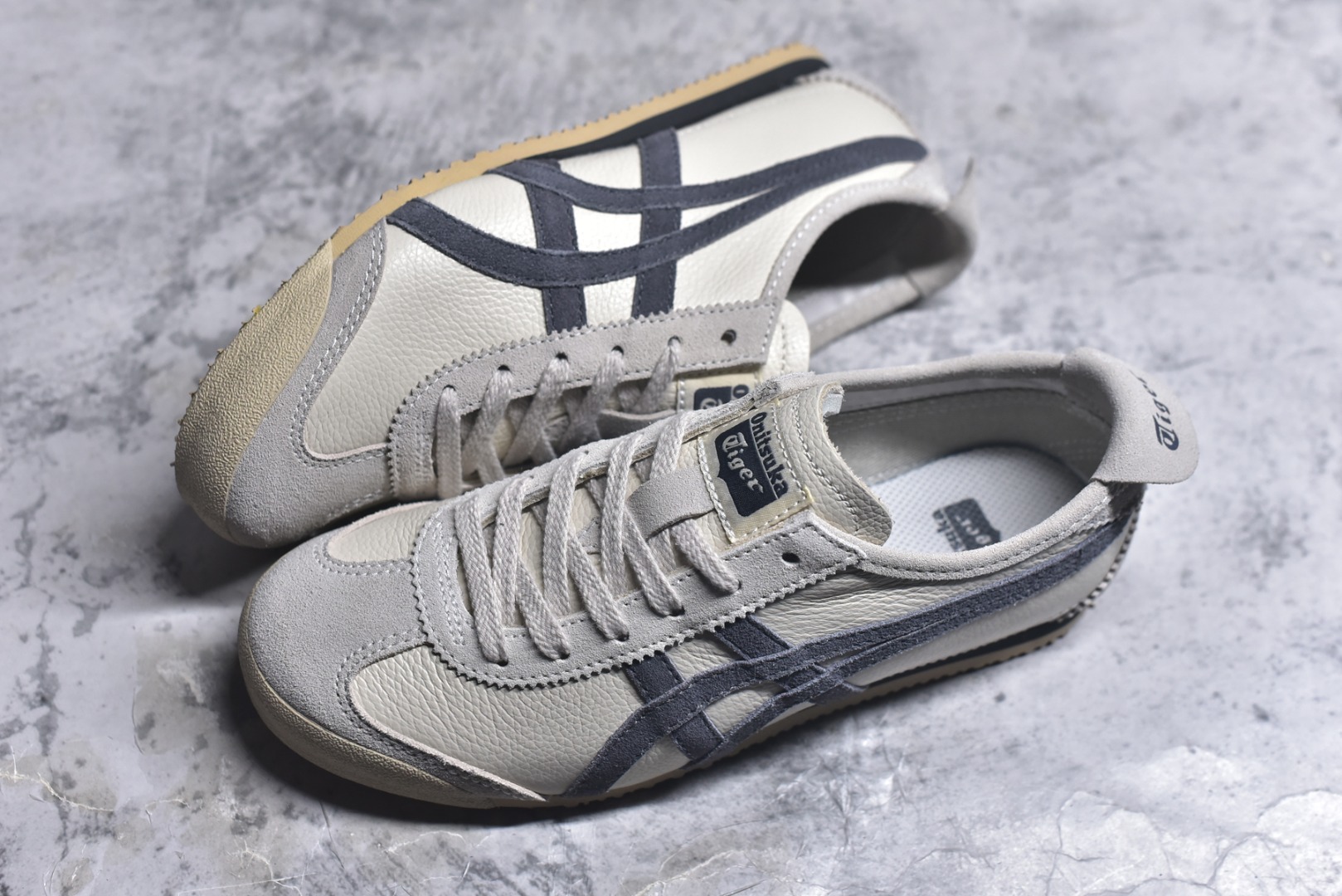 图片[7]-#Onitsuka Tiger鬼塚虎 MEXICO 66 进口皮料 一比一复刻 舒适百搭 低帮 板鞋 男女同款 T19奶白碳灰 D2J4L-0297 尺码 35 36 37 37.5 38 39 39.5 40 40.5 41.5 42 42.5 43.5 44 44.5 45-选品中心