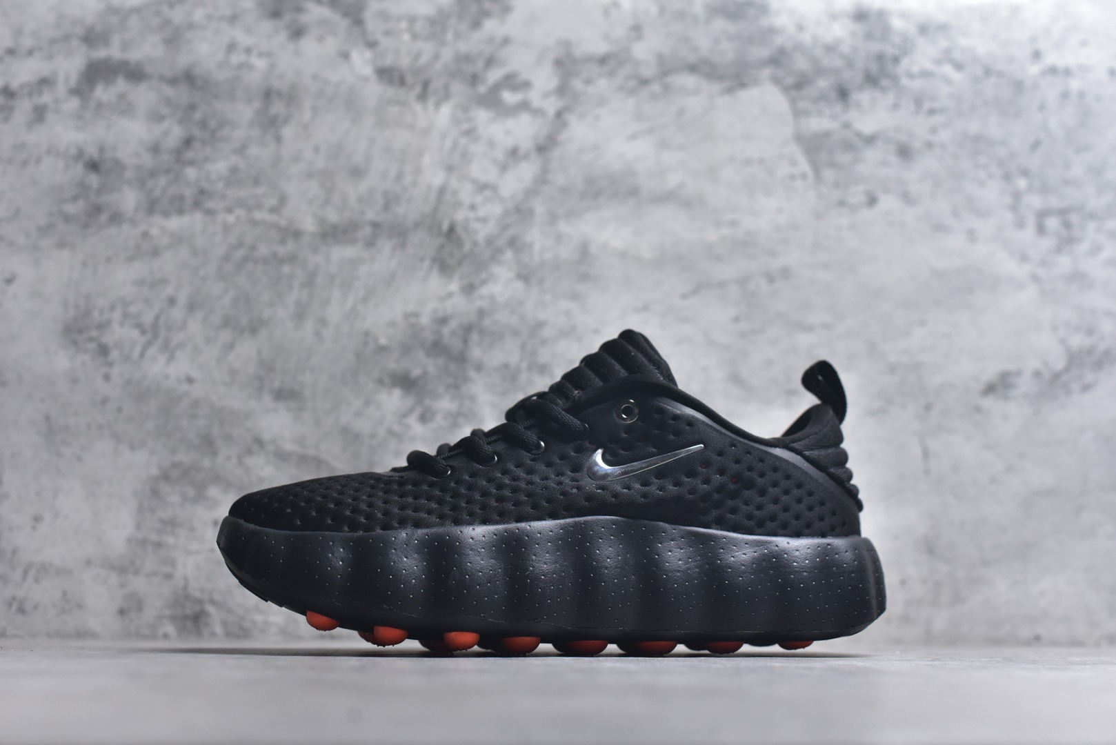 #NK Mind 002 黑科技足底按摩舒适贴合训练鞋 HQ4308-001 该系列首作 Mind 001 从神经科学中汲取灵感，打造出一款不仅外观独特，更能为穿着者带来别样感知体验的球鞋，此次新作将继续延续此核心方向。历时十年打磨的 Mind 系列，承载着 Nike 对未来鞋款的愿景呈现。系列中的每双鞋，外底均由 22 个独立泡沫结节构成，旨在模拟赤足般的体验。这些结节通过与足底感官感受器的相互作用，从而促进人体的自然步态。 尺码：36 36.5 37.5 38 38.5 39 40 40.5 41 42 42.5 43 44 44.5 45-选品中心