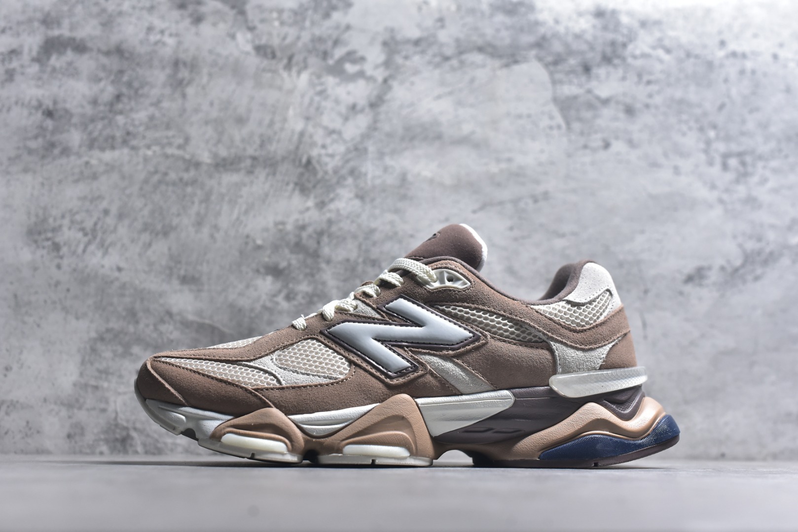 #New Balance NB9060 联名款 复古休闲运动慢跑鞋 U9060ETN 全套原楦原纸板原厂数据开发 进口三明治网面 原装进口翻毛皮料正确绒感卡色 正确中底拉帮中底网布细节 原厂标裁 带紫光防伪 定制后跟透明水晶模块 冲裁组合 大底贴合程度胶水上色把控完美 整洁度挑战全网艺术家 多道序QC把关品质完善 匠心打造 耗时两个月开发完成 工艺极其复杂难度可想而知 新开独立私模大底 全网唯一正确六层组合大底 高端零售专供产物 尺码：36 37 37.5 38 38.5 39 40 40.5 41 42 42.5 43 44 45 46.5-选品中心