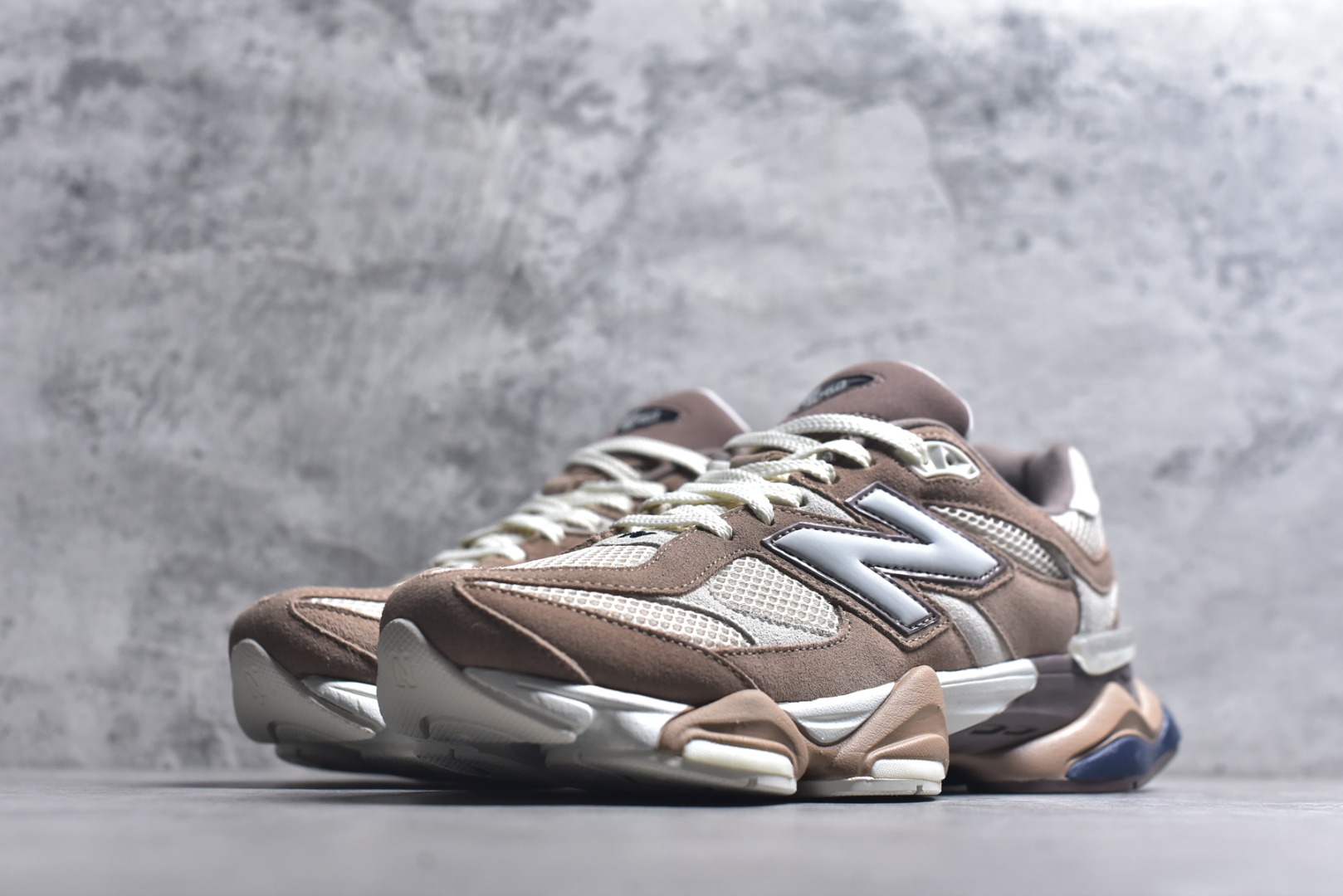 图片[2]-#New Balance NB9060 联名款 复古休闲运动慢跑鞋 U9060ETN 全套原楦原纸板原厂数据开发 进口三明治网面 原装进口翻毛皮料正确绒感卡色 正确中底拉帮中底网布细节 原厂标裁 带紫光防伪 定制后跟透明水晶模块 冲裁组合 大底贴合程度胶水上色把控完美 整洁度挑战全网艺术家 多道序QC把关品质完善 匠心打造 耗时两个月开发完成 工艺极其复杂难度可想而知 新开独立私模大底 全网唯一正确六层组合大底 高端零售专供产物 尺码：36 37 37.5 38 38.5 39 40 40.5 41 42 42.5 43 44 45 46.5-选品中心