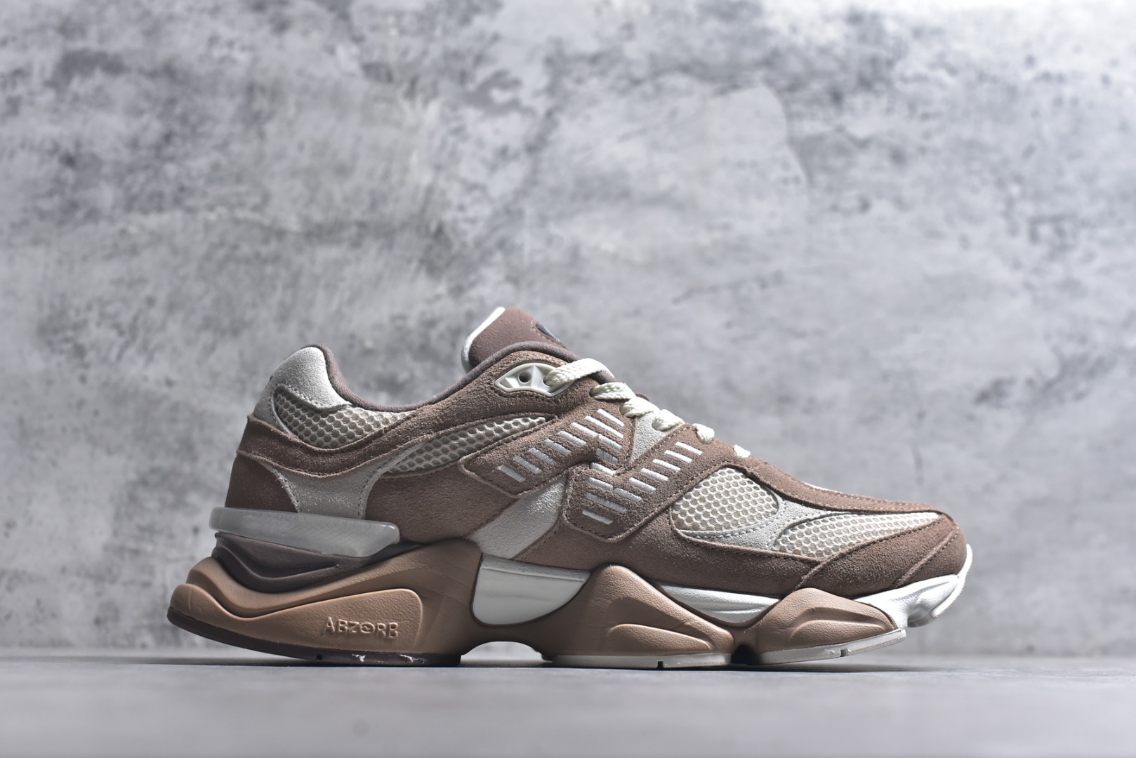 图片[3]-#New Balance NB9060 联名款 复古休闲运动慢跑鞋 U9060ETN 全套原楦原纸板原厂数据开发 进口三明治网面 原装进口翻毛皮料正确绒感卡色 正确中底拉帮中底网布细节 原厂标裁 带紫光防伪 定制后跟透明水晶模块 冲裁组合 大底贴合程度胶水上色把控完美 整洁度挑战全网艺术家 多道序QC把关品质完善 匠心打造 耗时两个月开发完成 工艺极其复杂难度可想而知 新开独立私模大底 全网唯一正确六层组合大底 高端零售专供产物 尺码：36 37 37.5 38 38.5 39 40 40.5 41 42 42.5 43 44 45 46.5-选品中心