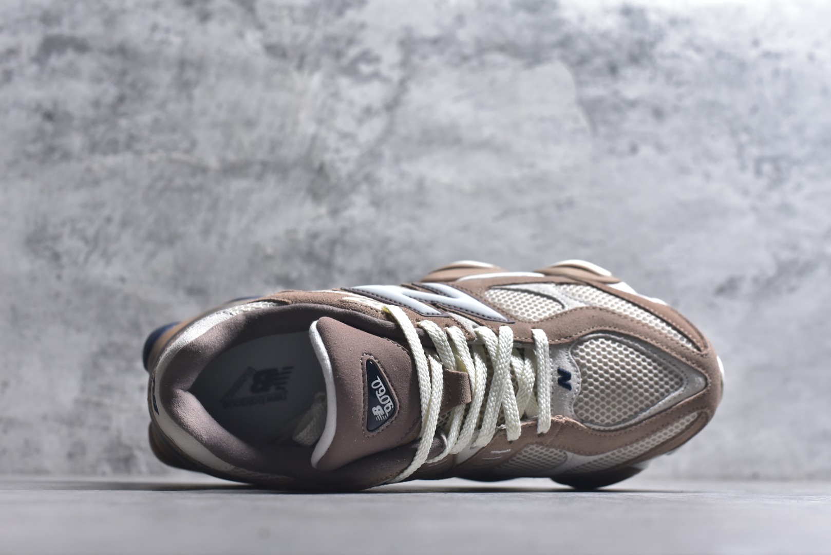 图片[4]-#New Balance NB9060 联名款 复古休闲运动慢跑鞋 U9060ETN 全套原楦原纸板原厂数据开发 进口三明治网面 原装进口翻毛皮料正确绒感卡色 正确中底拉帮中底网布细节 原厂标裁 带紫光防伪 定制后跟透明水晶模块 冲裁组合 大底贴合程度胶水上色把控完美 整洁度挑战全网艺术家 多道序QC把关品质完善 匠心打造 耗时两个月开发完成 工艺极其复杂难度可想而知 新开独立私模大底 全网唯一正确六层组合大底 高端零售专供产物 尺码：36 37 37.5 38 38.5 39 40 40.5 41 42 42.5 43 44 45 46.5-选品中心