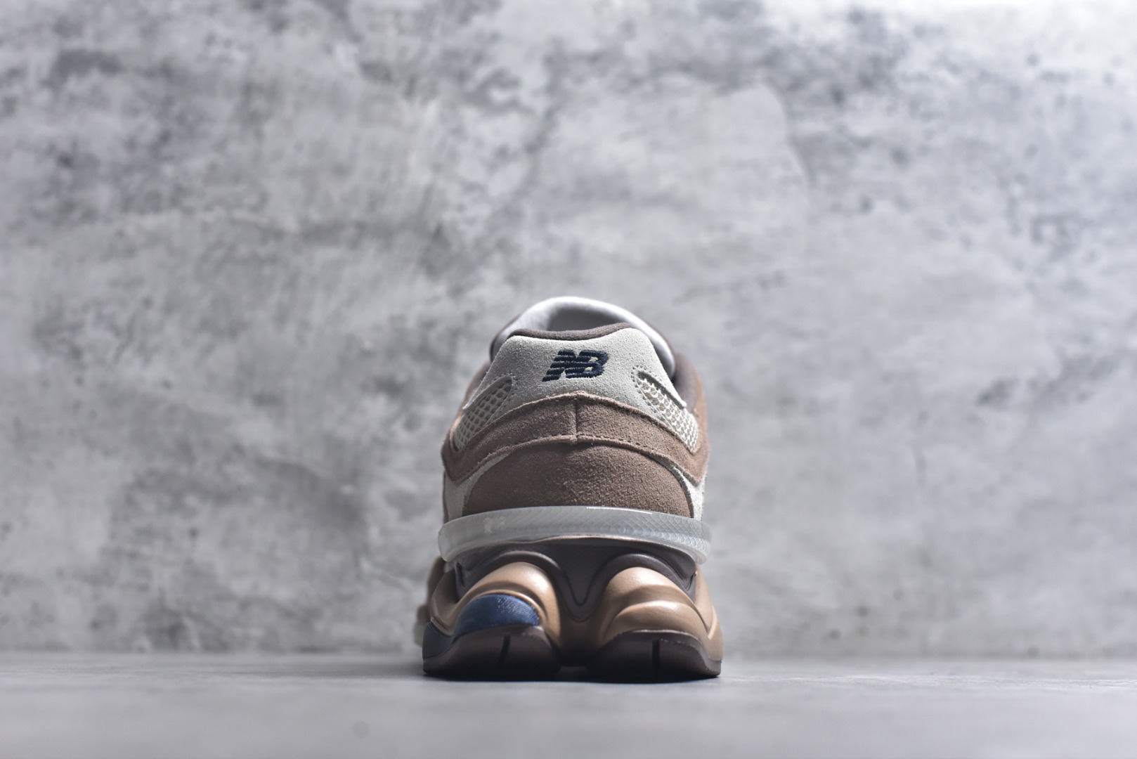 图片[5]-#New Balance NB9060 联名款 复古休闲运动慢跑鞋 U9060ETN 全套原楦原纸板原厂数据开发 进口三明治网面 原装进口翻毛皮料正确绒感卡色 正确中底拉帮中底网布细节 原厂标裁 带紫光防伪 定制后跟透明水晶模块 冲裁组合 大底贴合程度胶水上色把控完美 整洁度挑战全网艺术家 多道序QC把关品质完善 匠心打造 耗时两个月开发完成 工艺极其复杂难度可想而知 新开独立私模大底 全网唯一正确六层组合大底 高端零售专供产物 尺码：36 37 37.5 38 38.5 39 40 40.5 41 42 42.5 43 44 45 46.5-选品中心