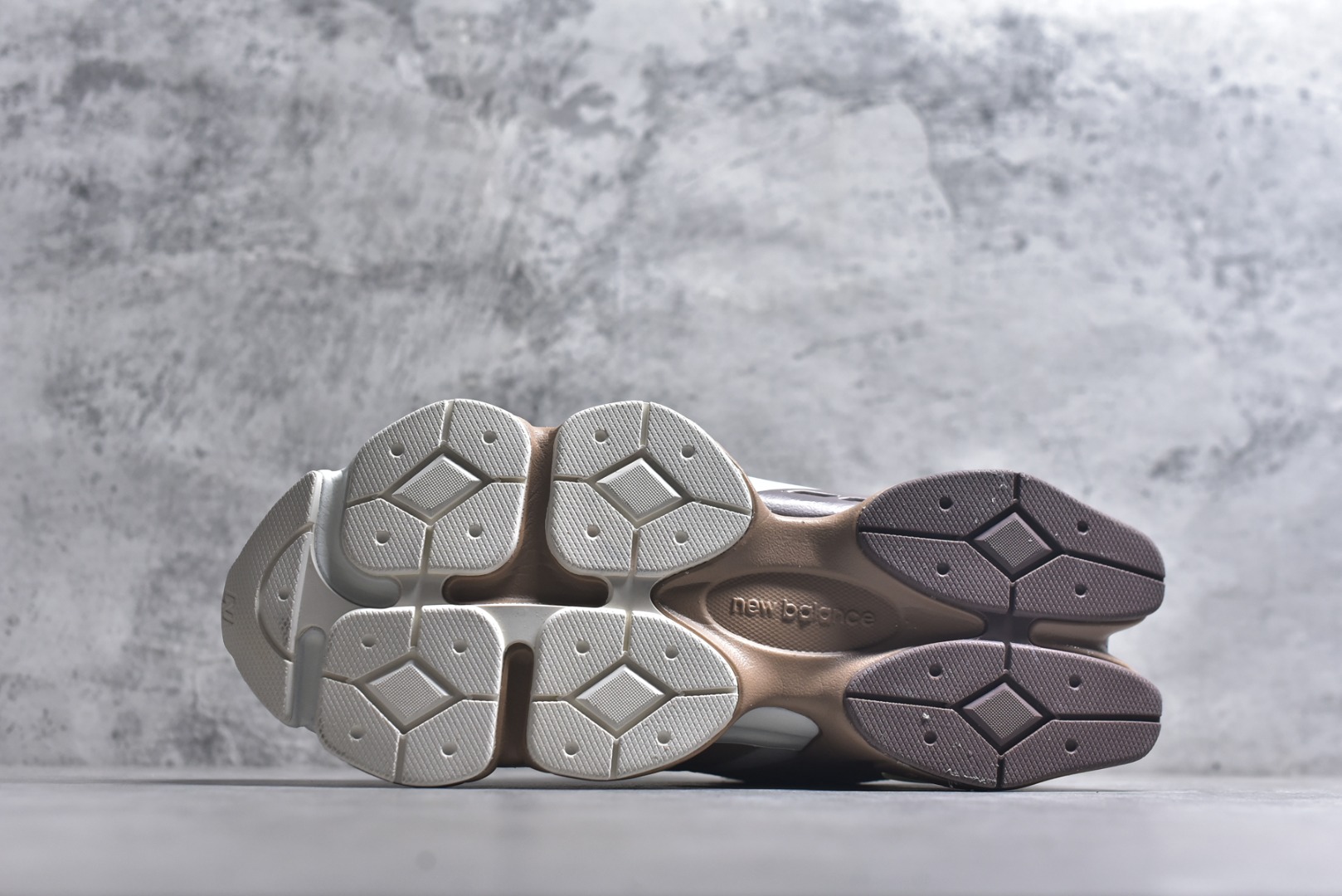 图片[6]-#New Balance NB9060 联名款 复古休闲运动慢跑鞋 U9060ETN 全套原楦原纸板原厂数据开发 进口三明治网面 原装进口翻毛皮料正确绒感卡色 正确中底拉帮中底网布细节 原厂标裁 带紫光防伪 定制后跟透明水晶模块 冲裁组合 大底贴合程度胶水上色把控完美 整洁度挑战全网艺术家 多道序QC把关品质完善 匠心打造 耗时两个月开发完成 工艺极其复杂难度可想而知 新开独立私模大底 全网唯一正确六层组合大底 高端零售专供产物 尺码：36 37 37.5 38 38.5 39 40 40.5 41 42 42.5 43 44 45 46.5-选品中心