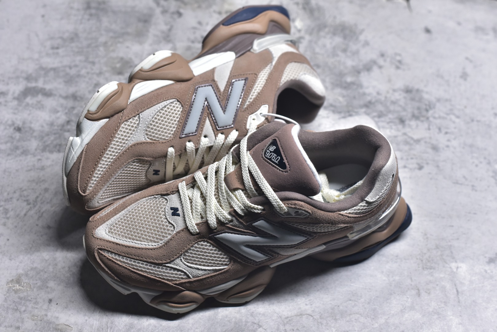 图片[7]-#New Balance NB9060 联名款 复古休闲运动慢跑鞋 U9060ETN 全套原楦原纸板原厂数据开发 进口三明治网面 原装进口翻毛皮料正确绒感卡色 正确中底拉帮中底网布细节 原厂标裁 带紫光防伪 定制后跟透明水晶模块 冲裁组合 大底贴合程度胶水上色把控完美 整洁度挑战全网艺术家 多道序QC把关品质完善 匠心打造 耗时两个月开发完成 工艺极其复杂难度可想而知 新开独立私模大底 全网唯一正确六层组合大底 高端零售专供产物 尺码：36 37 37.5 38 38.5 39 40 40.5 41 42 42.5 43 44 45 46.5-选品中心